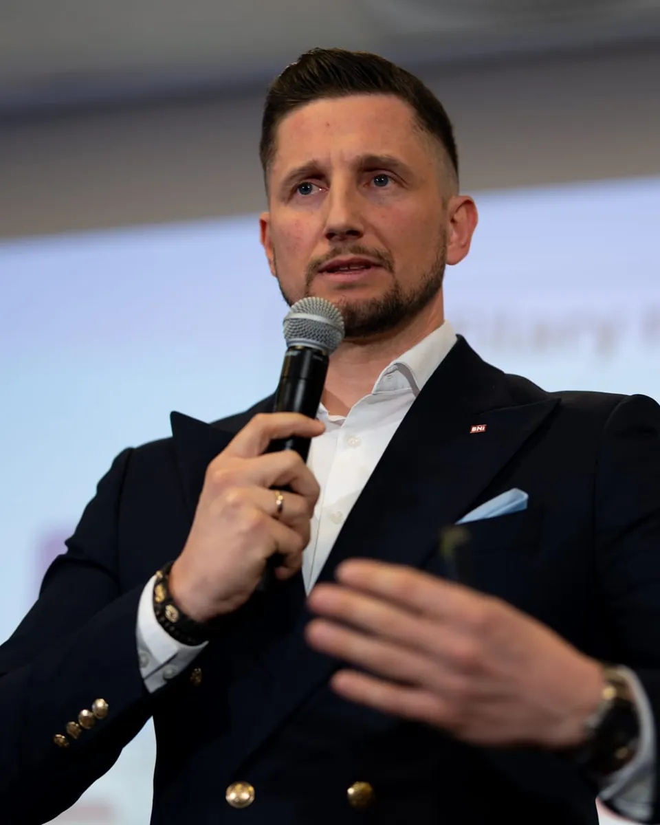 Szymon Wiktorowicz, manager kliniki stomatologicznej, podczas wystąpienia