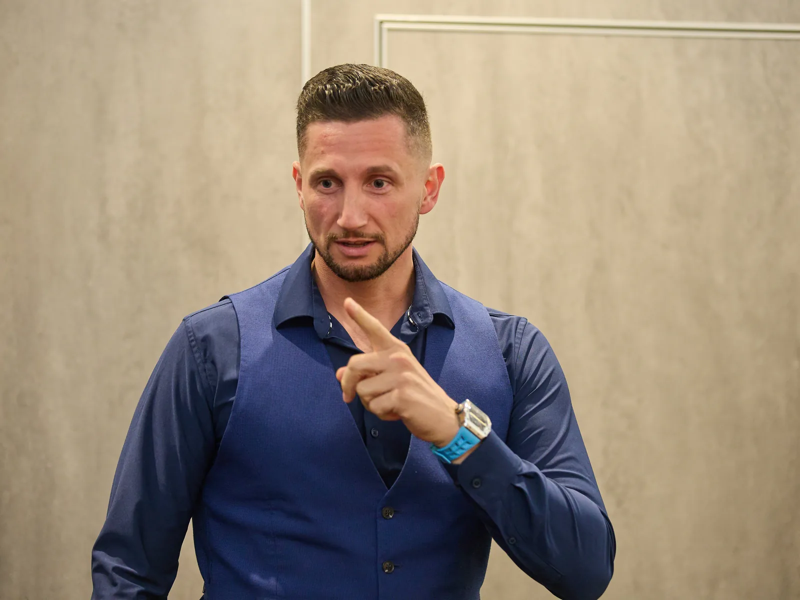 Szymon Wiktorowicz podczas wystąpienia przed uczestnikami szkolenia