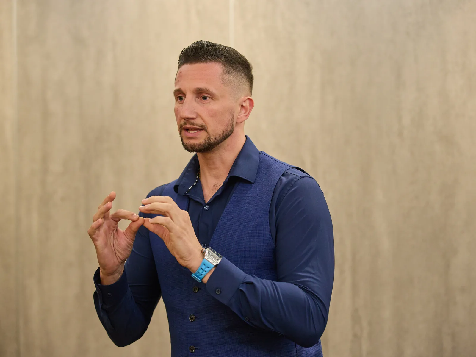 Szymon Wiktorowicz tłumaczy zagadnienie podczas szkolenia