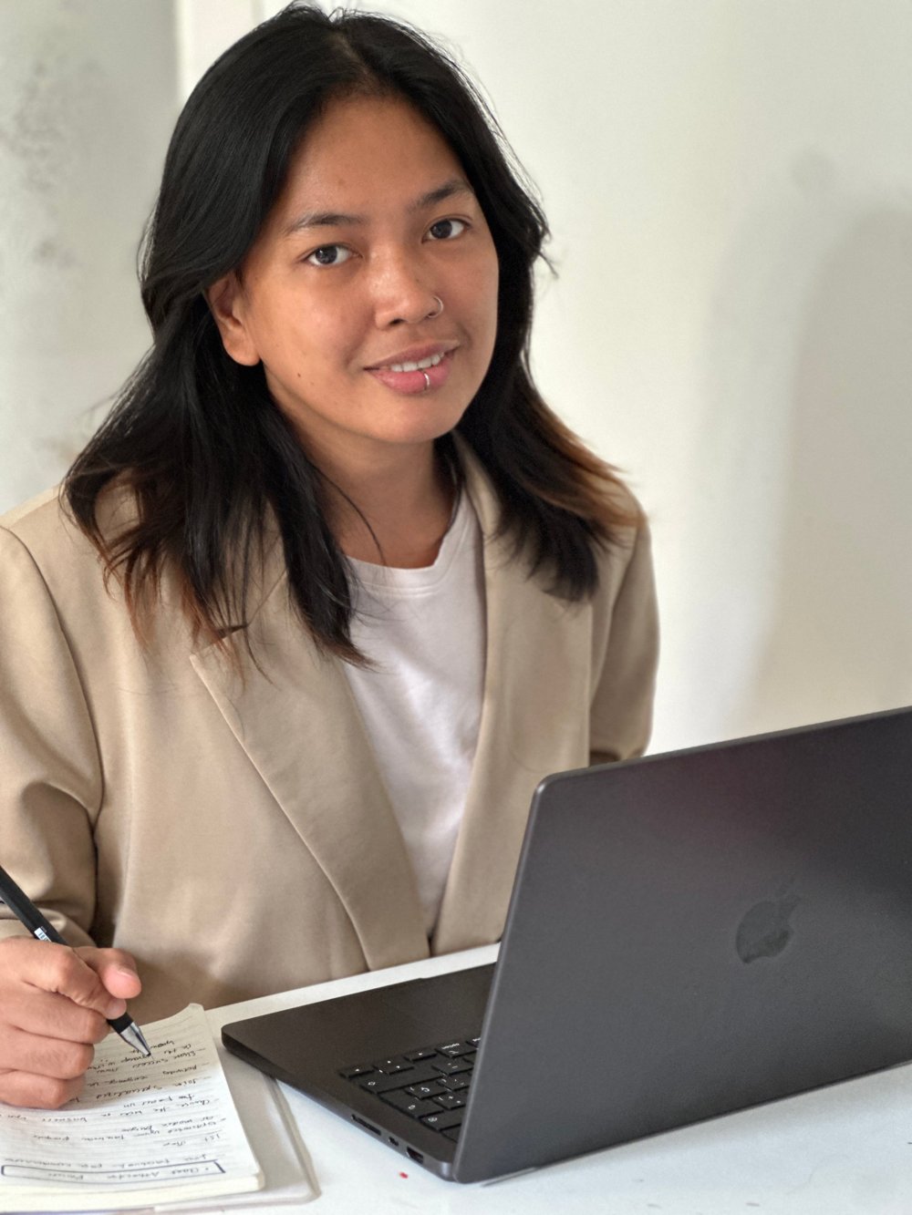 Rona, fundadora de Bloom Ads, trabajando en su portátil