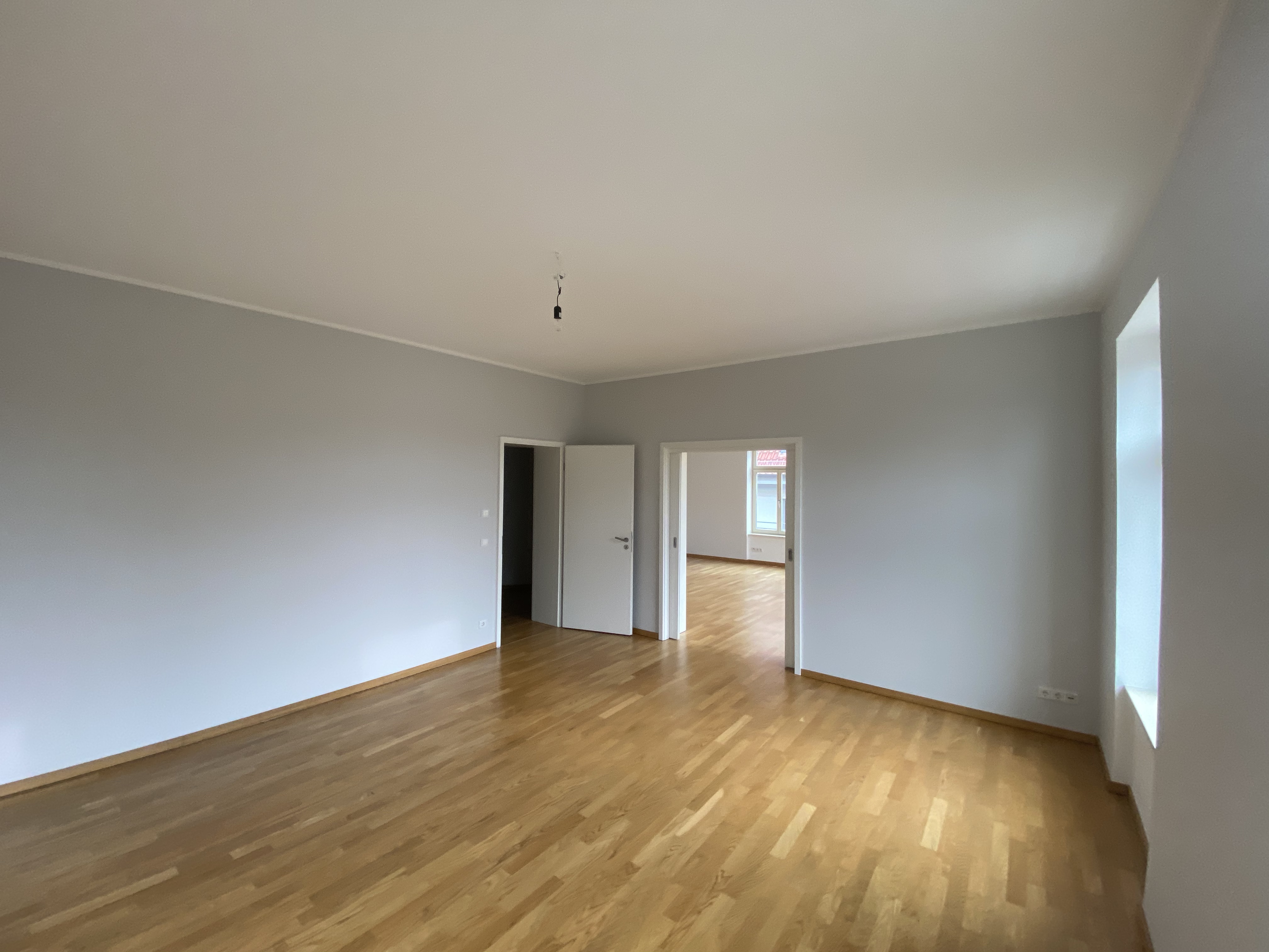 Nahaufnahme einer Wand mit grauem Gestaltungsband und sauberer Kante