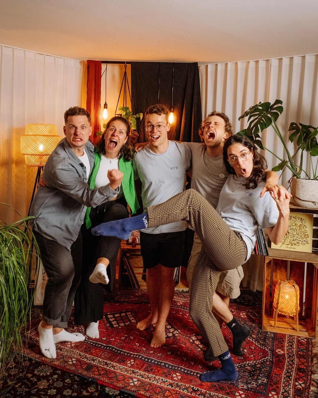 Gruppenfoto mit fünf Personen, die vor der Kulisse der KFB Sessions herumalbern
