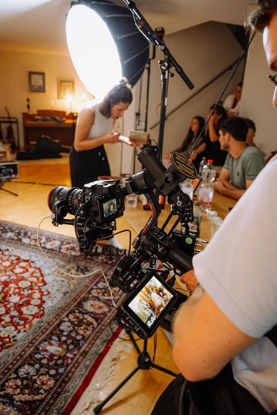 Kamera-Rig und Softbox bei einem Dreh in einem Wohnzimmer mit Orientteppich