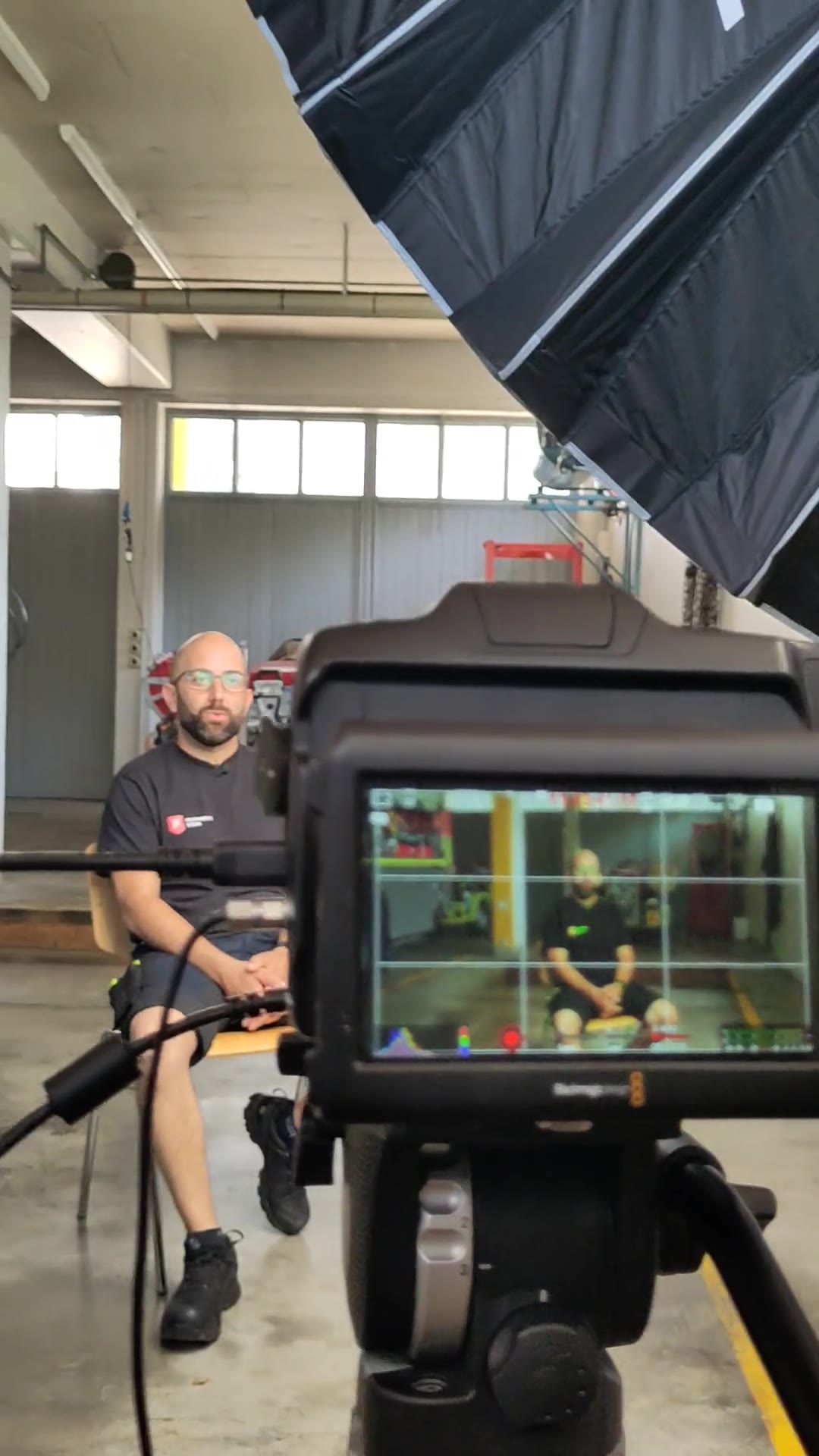 Interview-Setup mit Softbox und Kameramonitor in einer Werkstatt