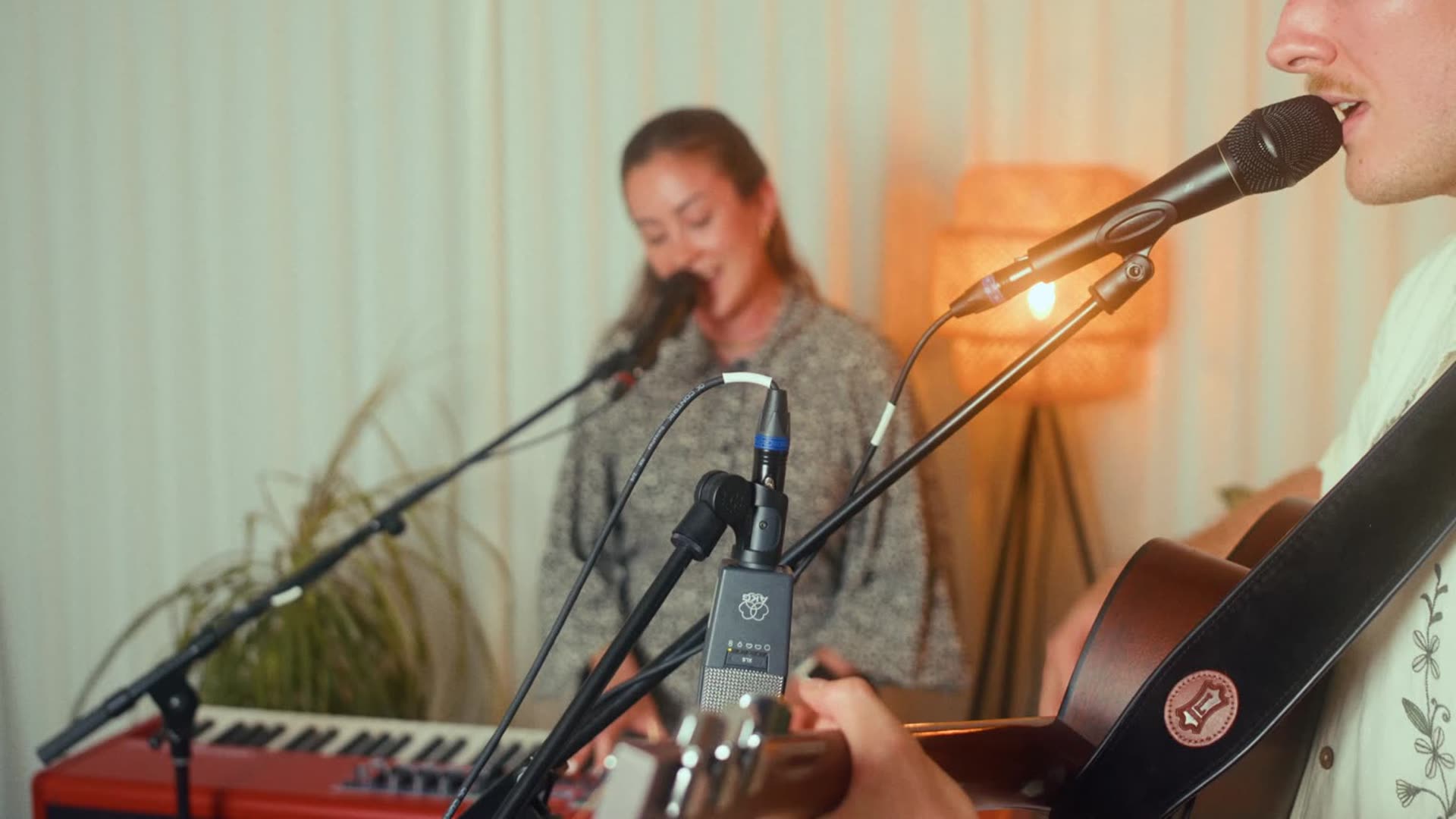 Vonnie mit Keyboard & Gitarre bei den KFB Sessions