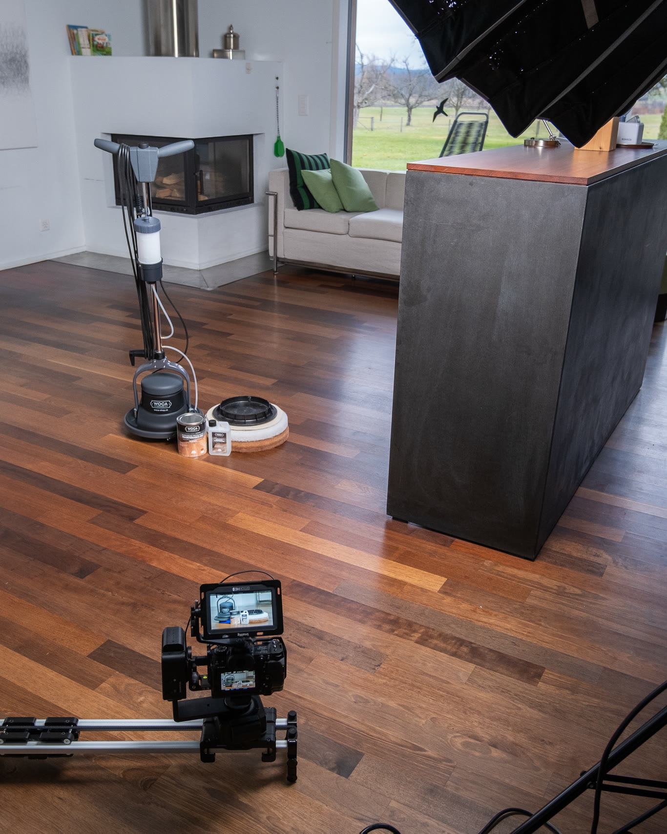 Kamera auf dem Slider, dahinter Wohnzimmer mit Multimop und Pflegeprodukten
