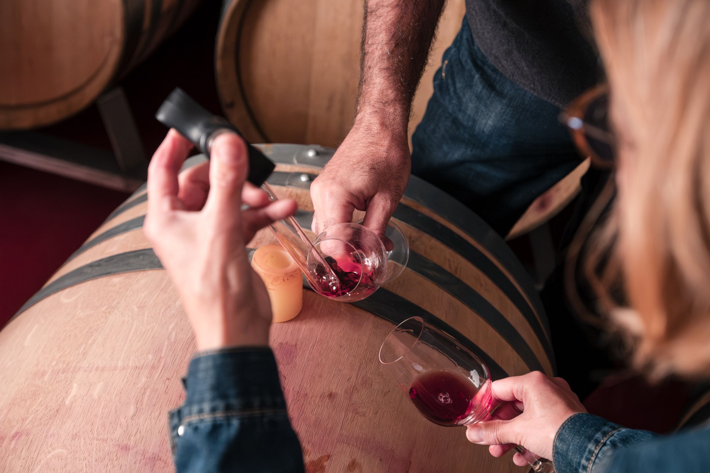 Fassprobe: Rotwein wird mit der Weinpipette aus dem Barriquefass ins Glas gegeben