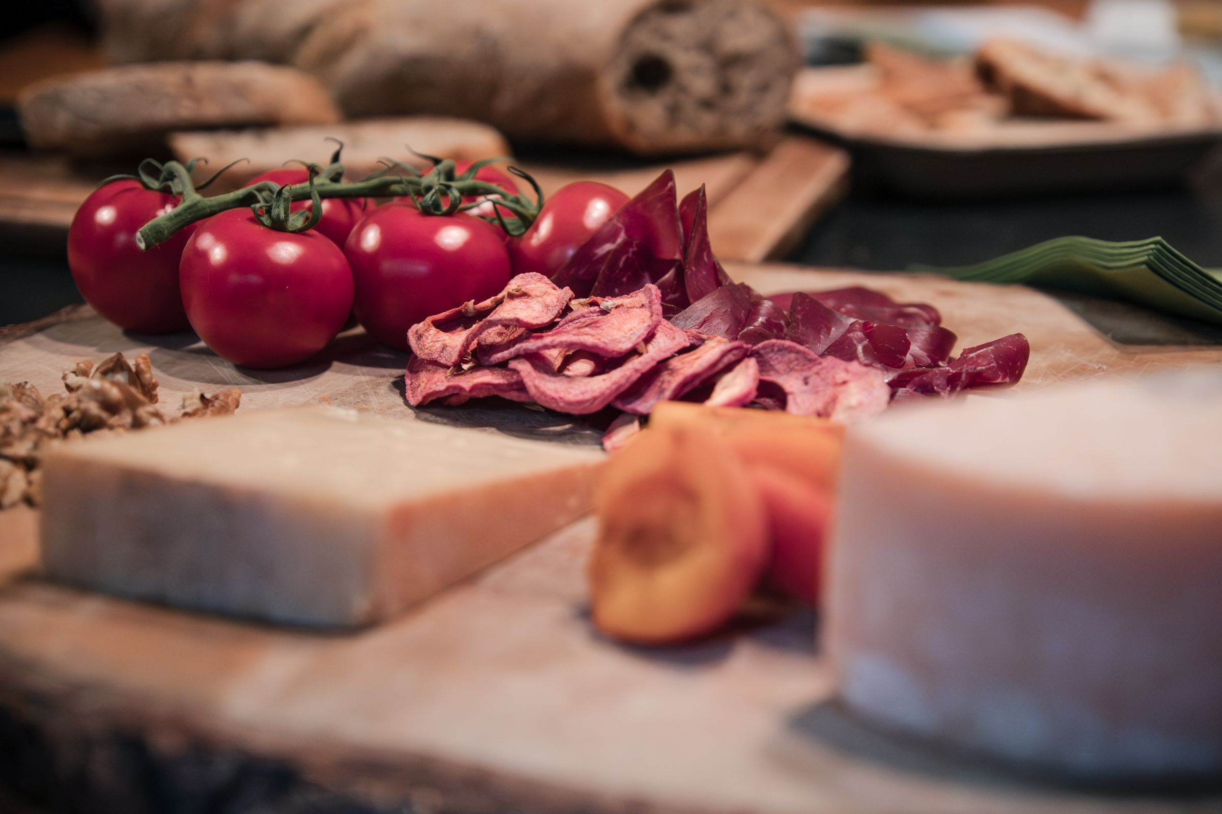Plättli mit Bergkäse, Trockenfleisch, Tomaten und Brot an der Degustation