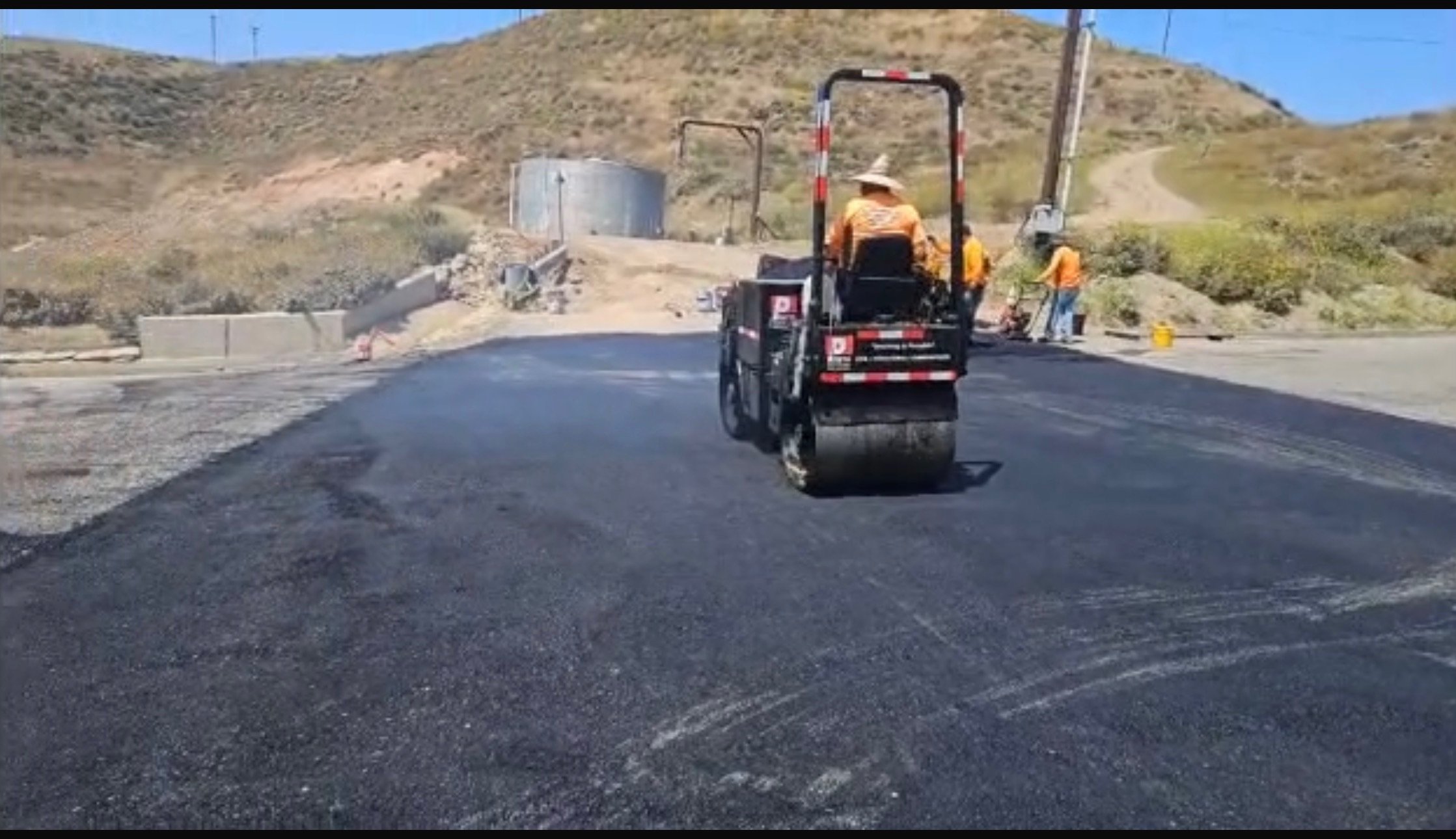 Asphalt paving with a roller