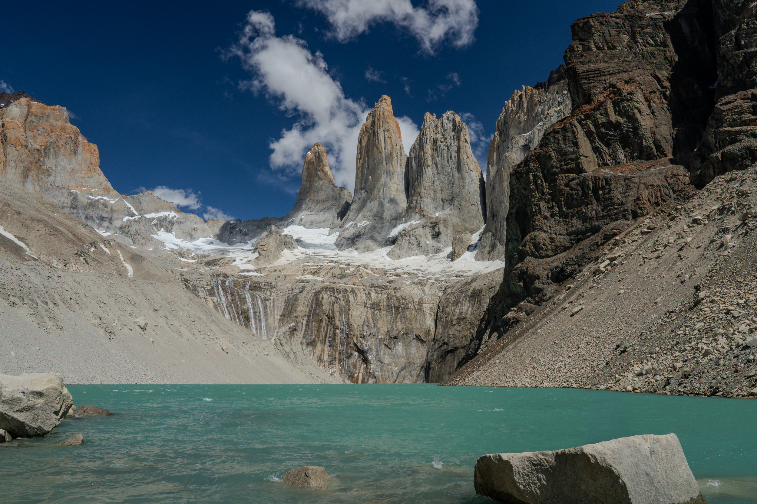 Granittürme der Torres del Paine über dem türkisen Gletschersee