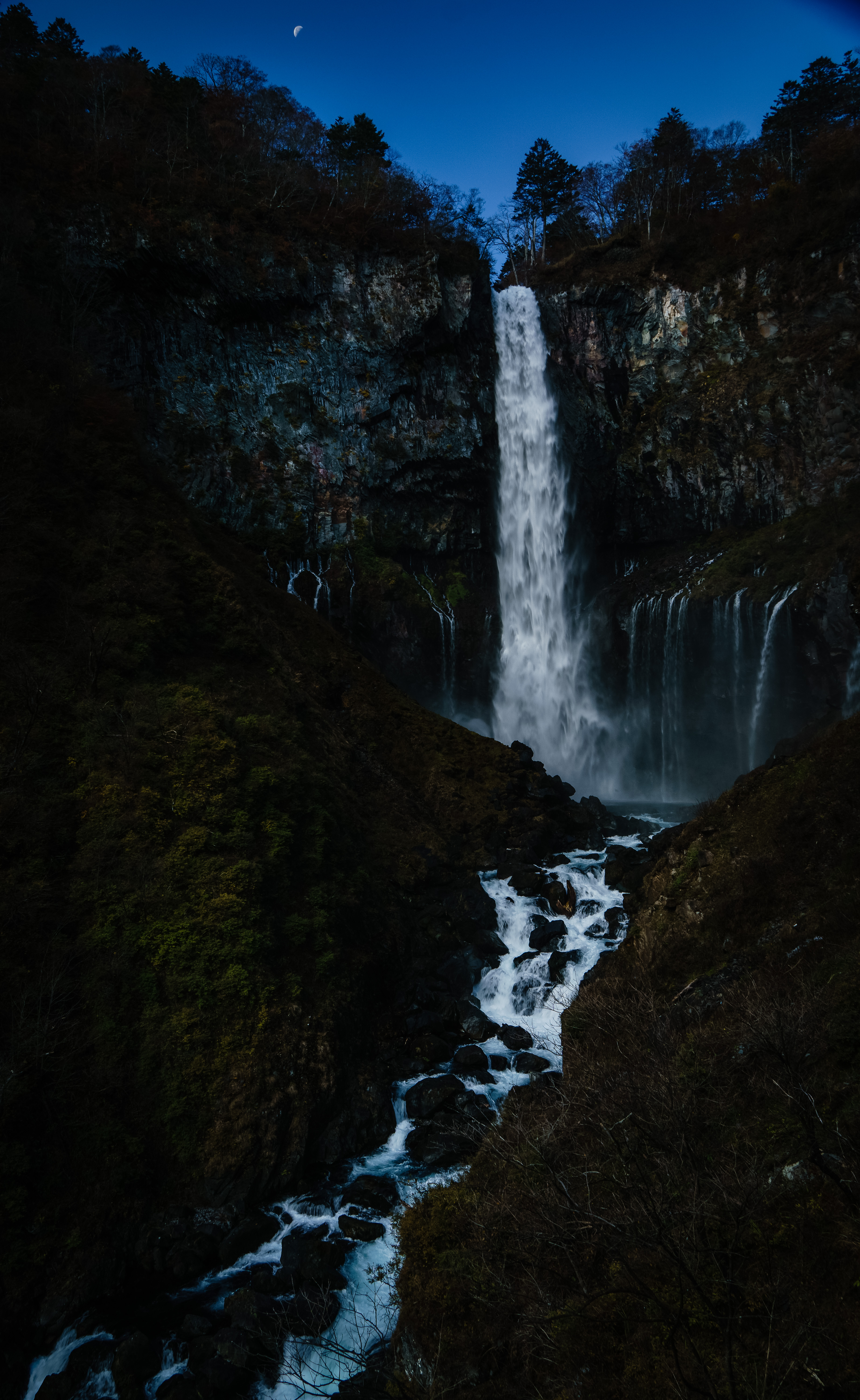 Kegon-Wasserfall zur Blauen Stunde, darüber die Mondsichel