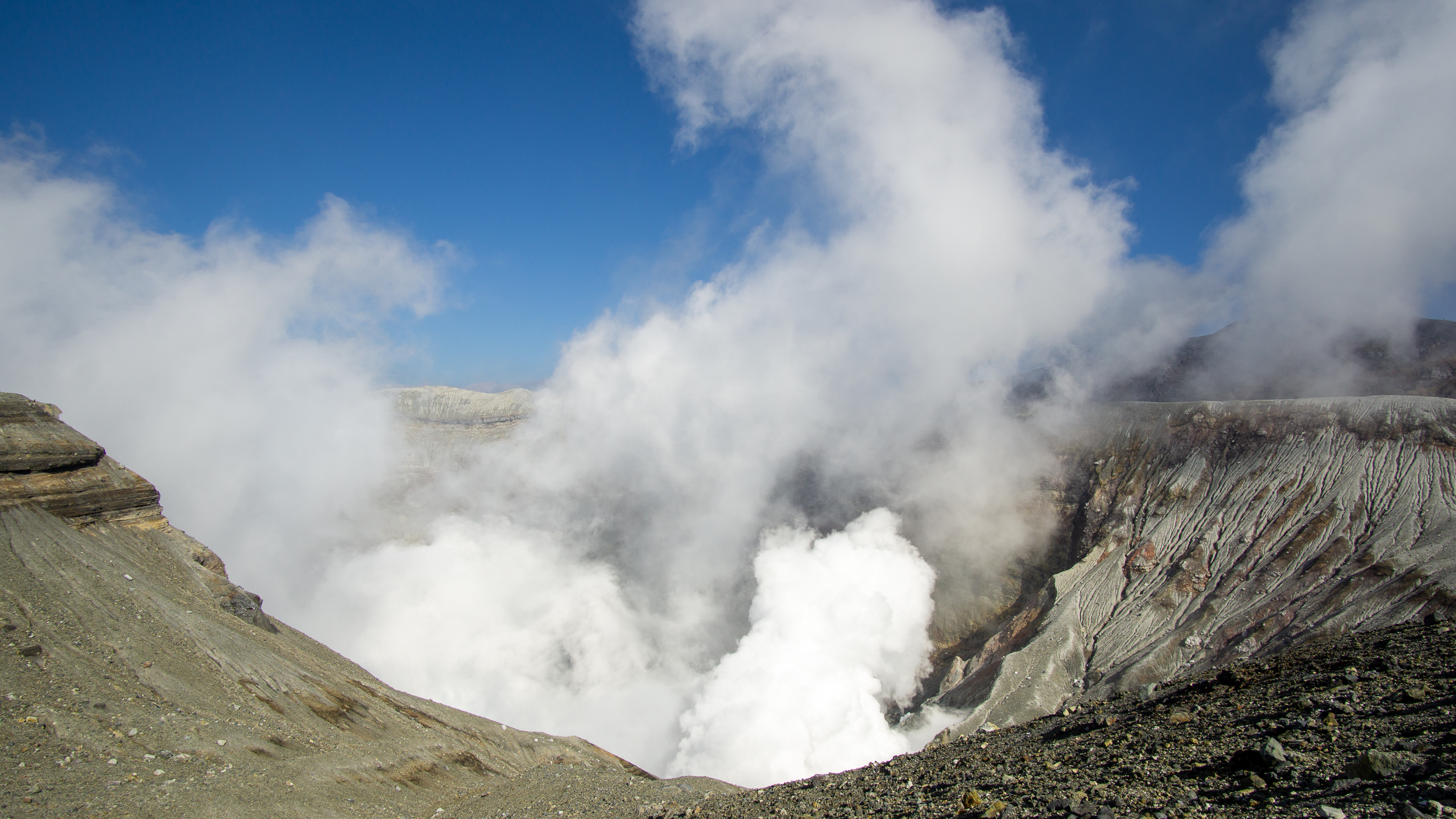 Aufsteigende Dampfwolken über dem Krater des Nakadake