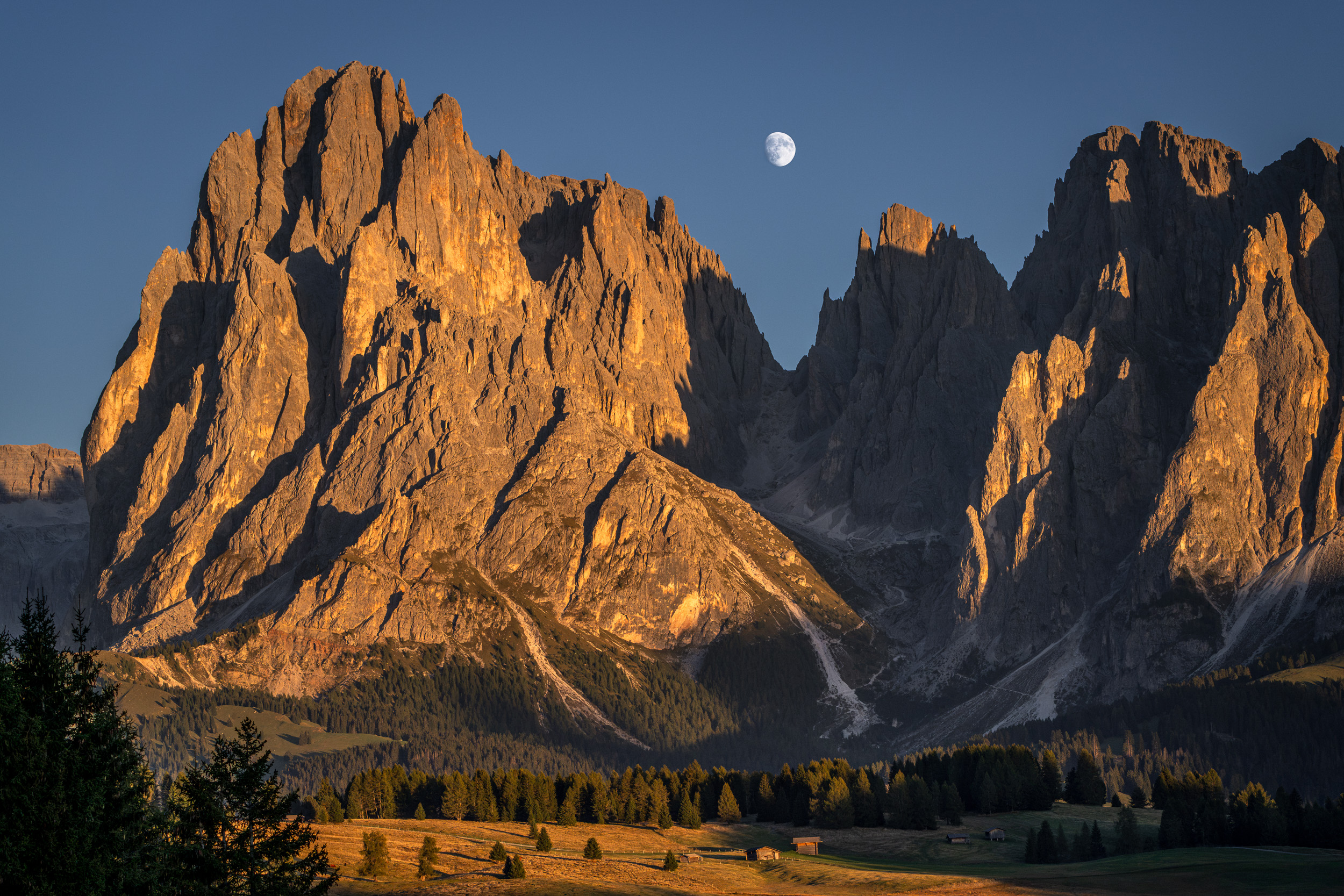 Lang- und Plattkofel im letzten Licht, darüber der Mond