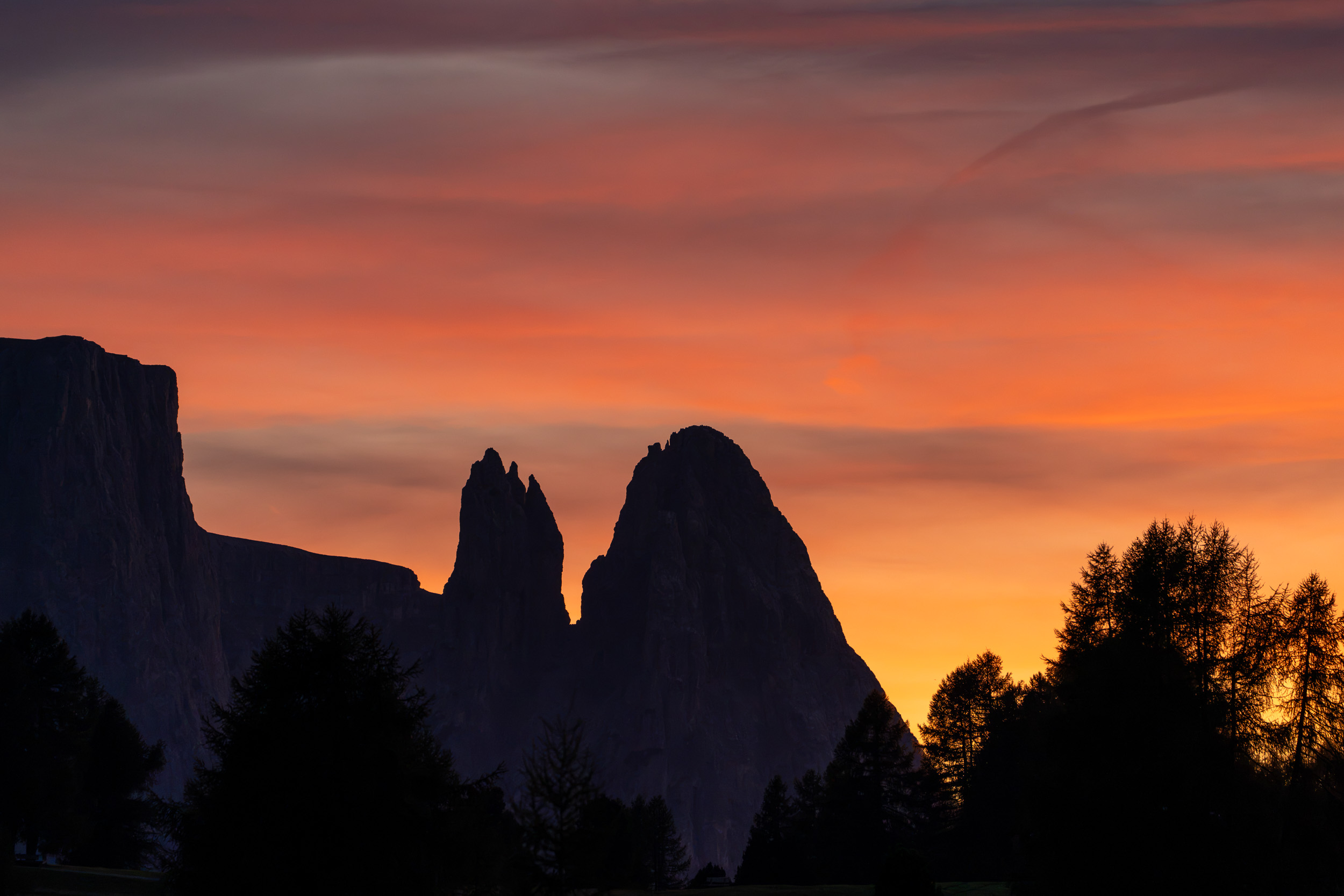 Silhouette des Schlern vor glühendem Abendhimmel