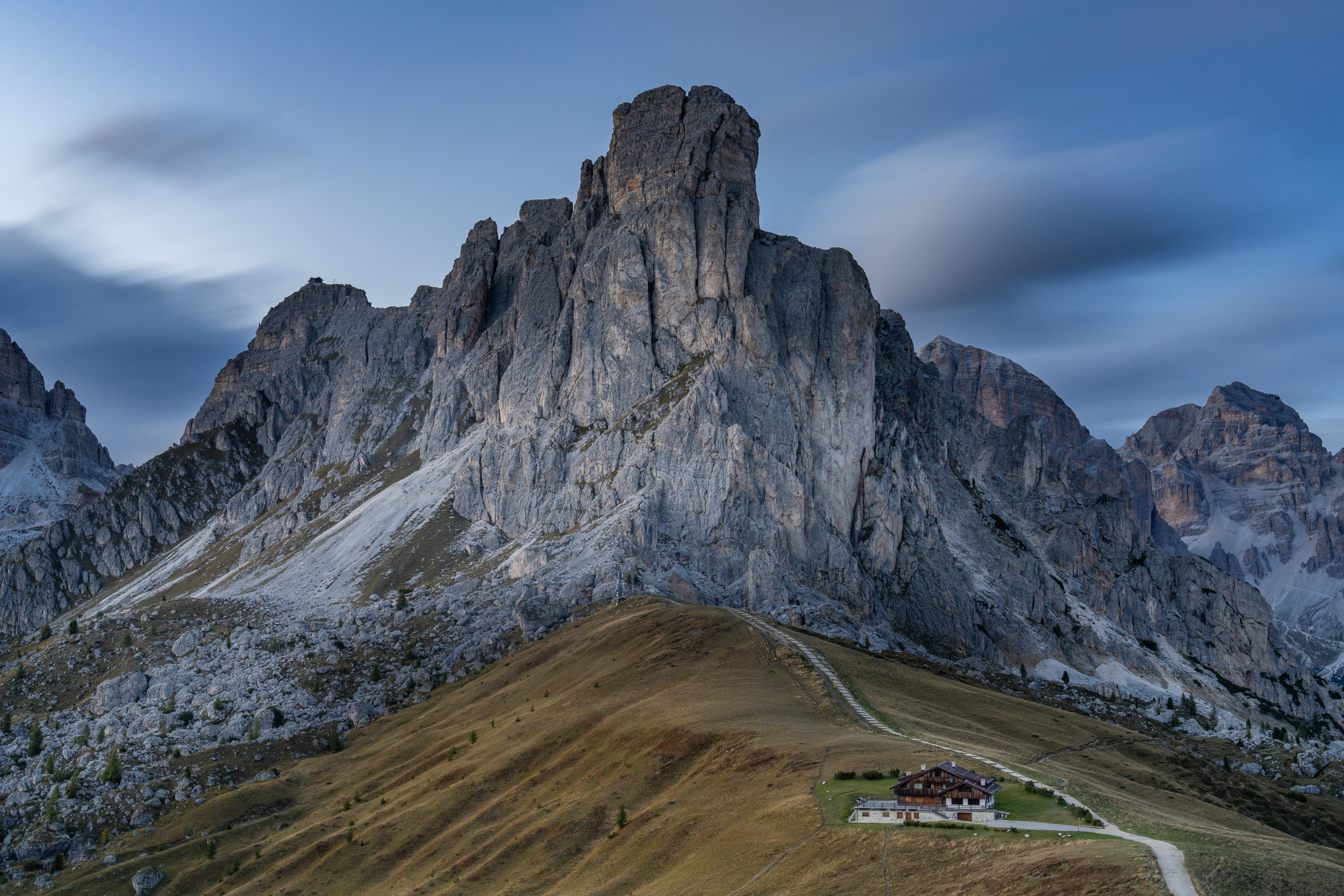 Ra Gusela über dem Passo Giau zur blauen Stunde, unten eine beleuchtete Hütte