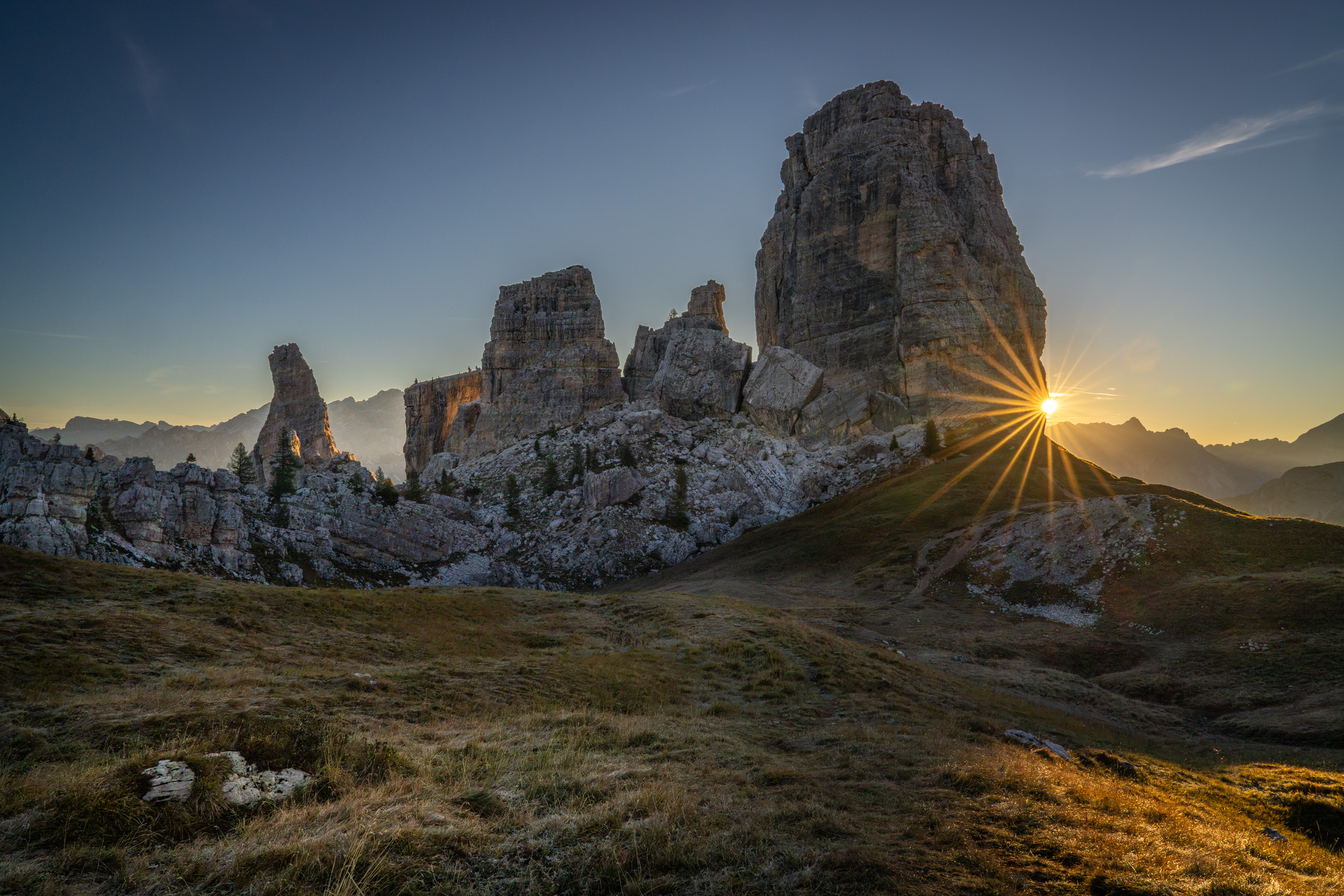 Sonnenstern zwischen den Felstürmen der Cinque Torri