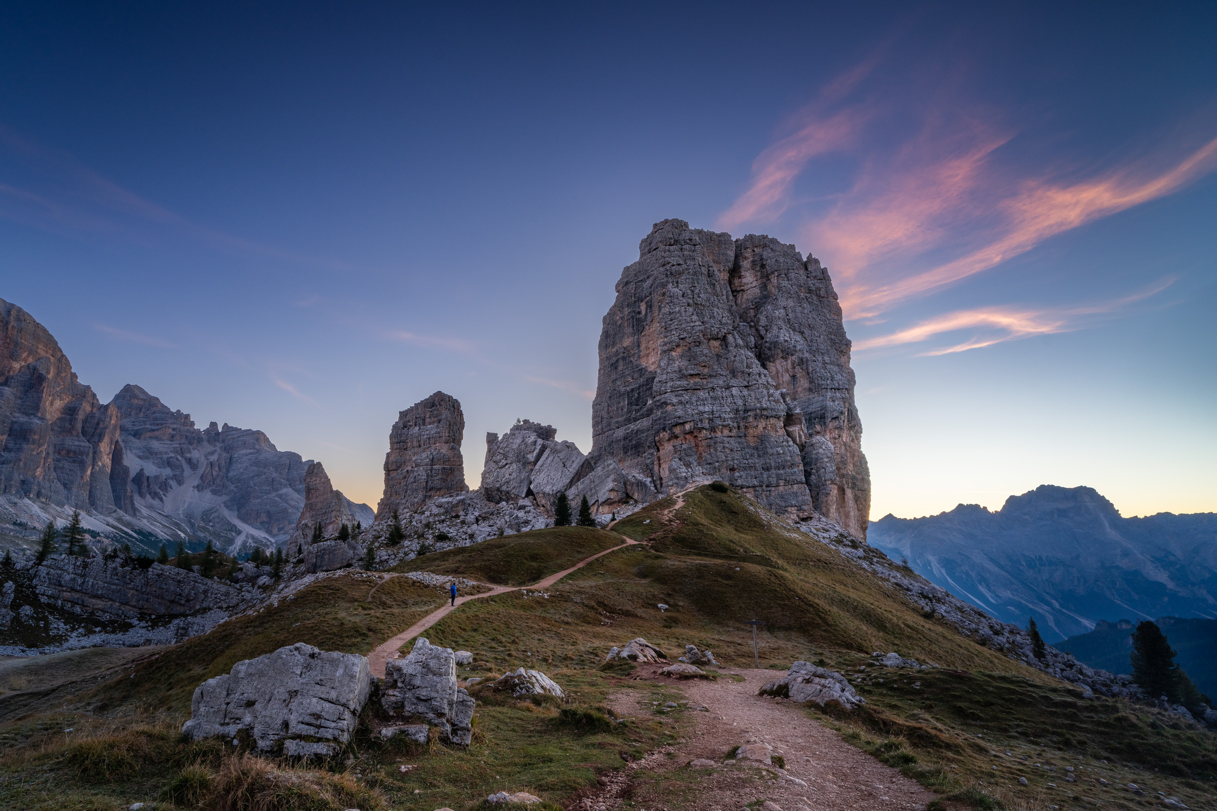 Wanderweg zu den Cinque Torri unter rosa Morgenwolken