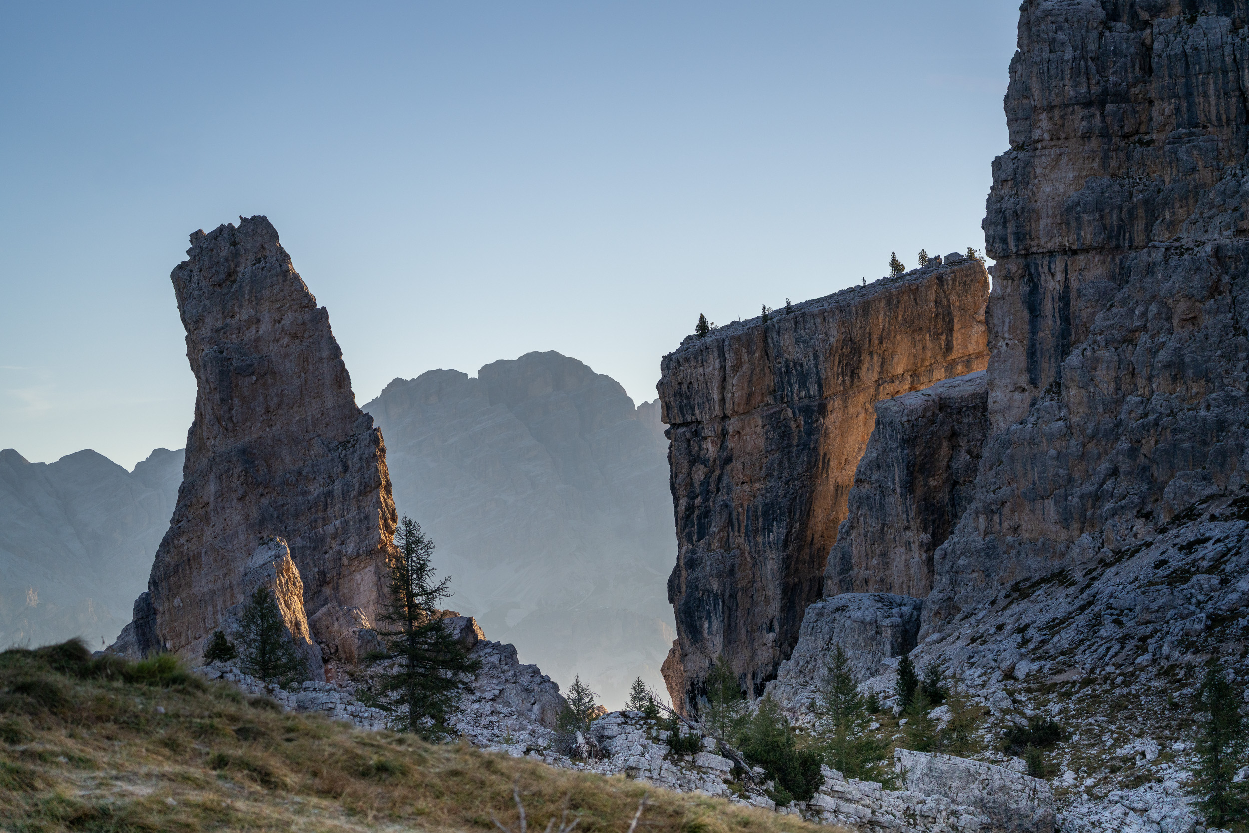 Felsnadeln der Cinque Torri im Gegenlicht