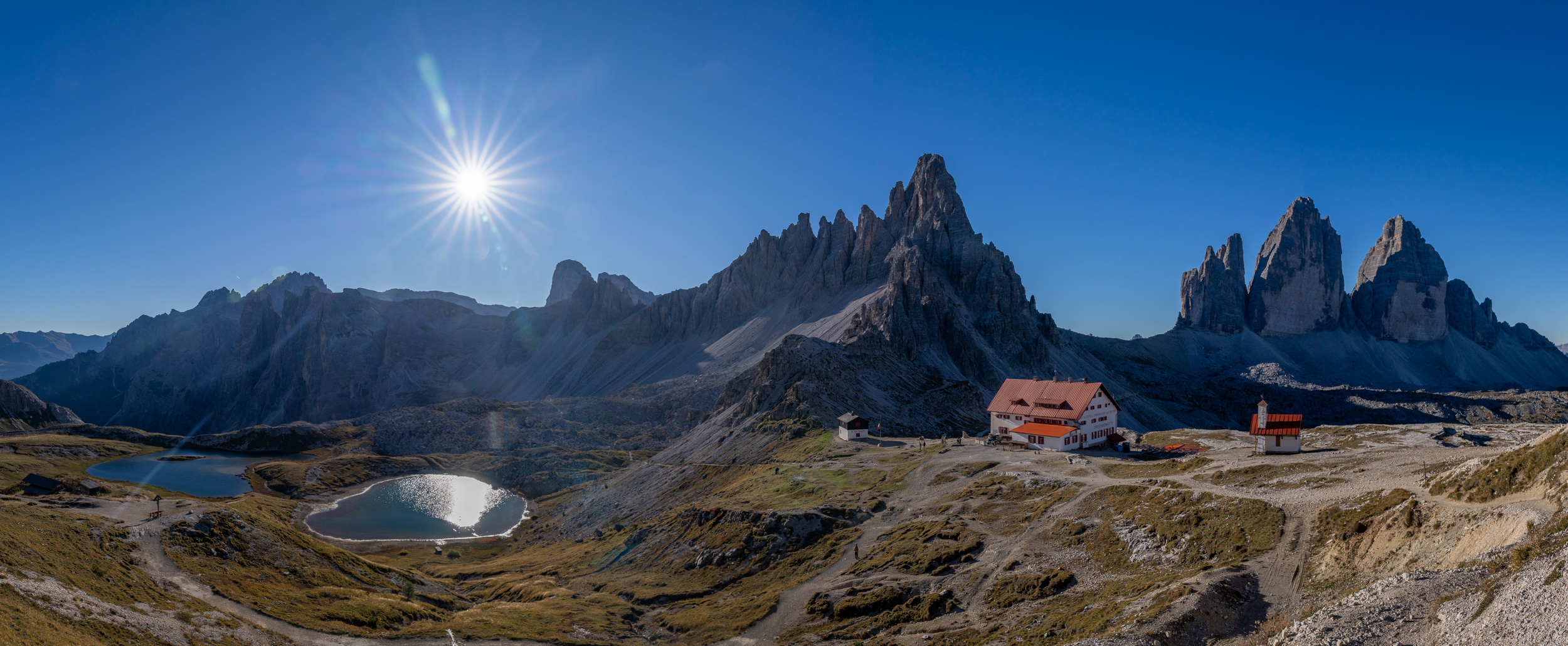 Panorama mit Dreizinnenhütte, Bödenseen, Paternkofel und den Drei Zinnen im Gegenlicht