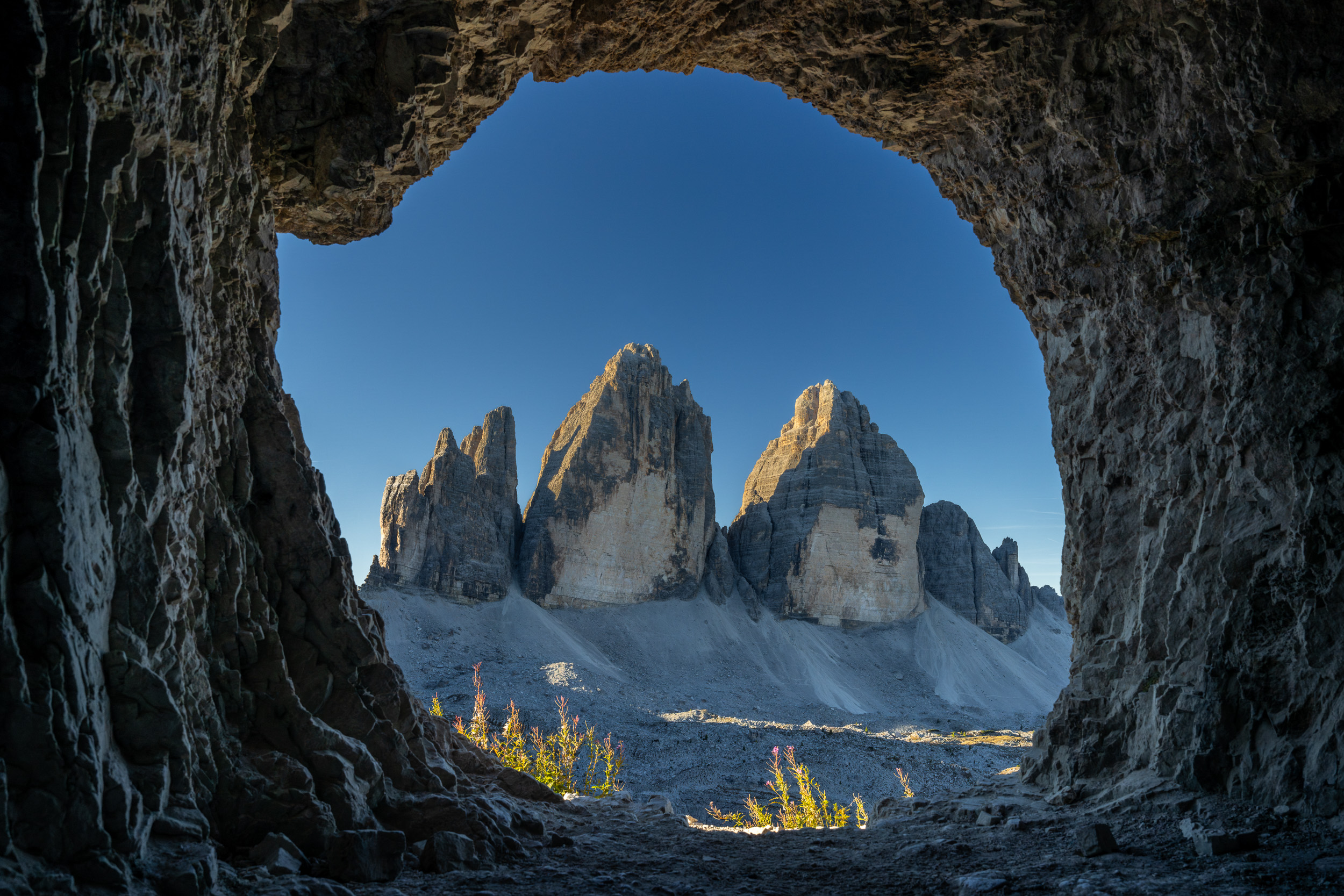 Blick aus einer Felshöhle auf die Drei Zinnen