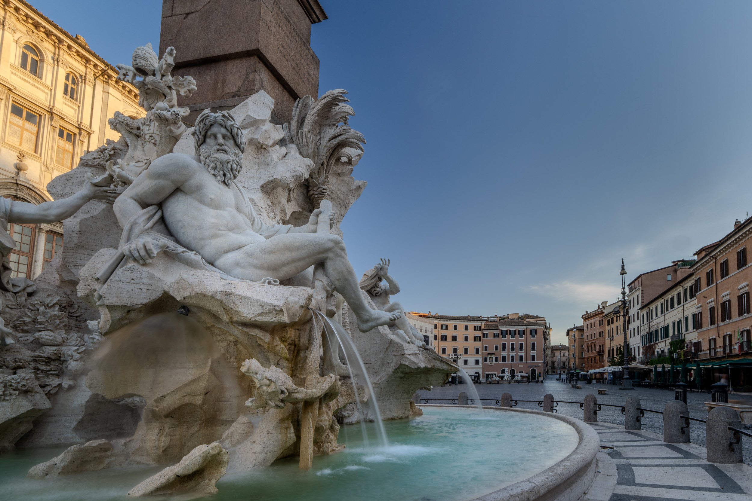 Vierströmebrunnen auf der fast menschenleeren Piazza Navona am frühen Morgen