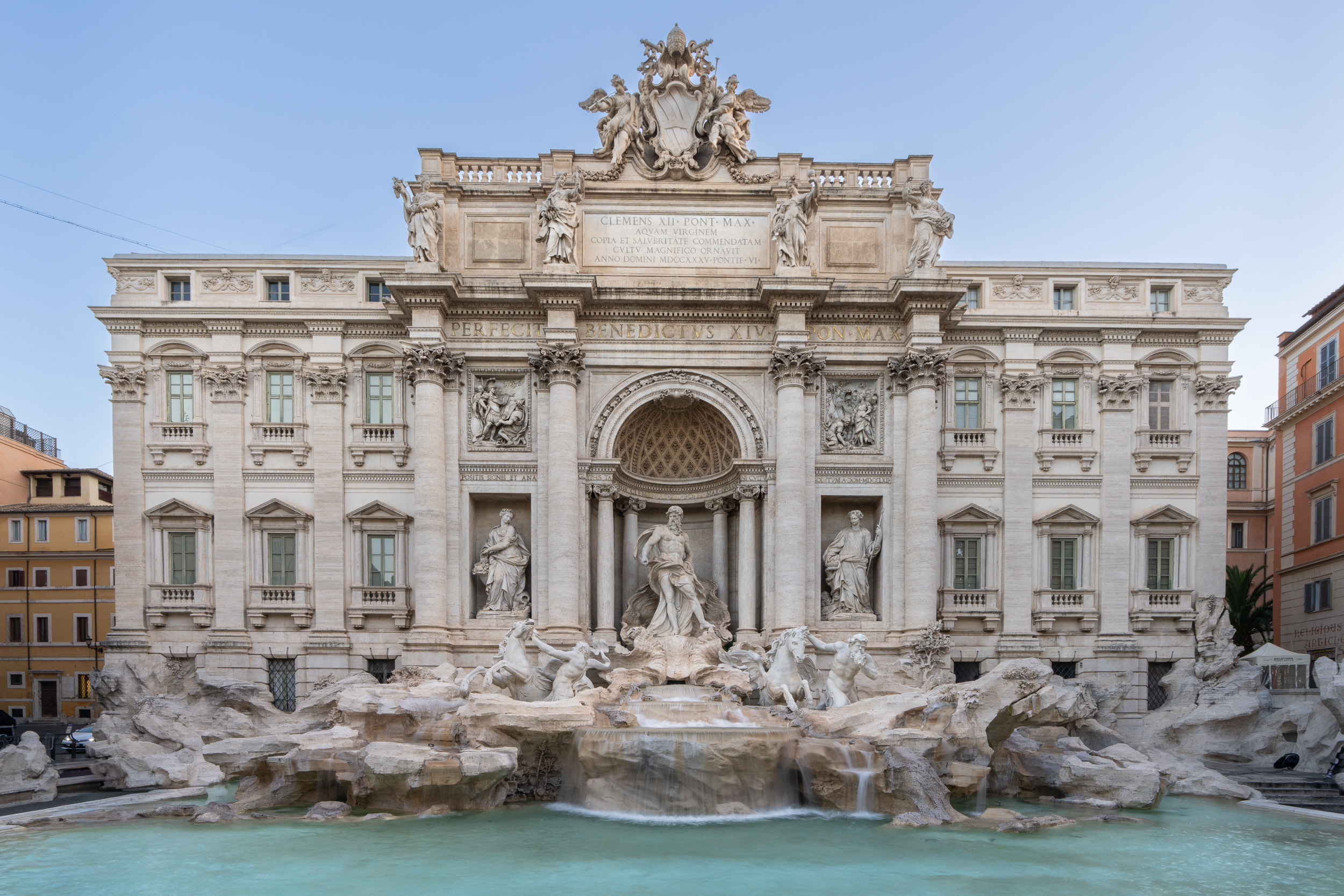 Trevi-Brunnen menschenleer im Morgengrauen