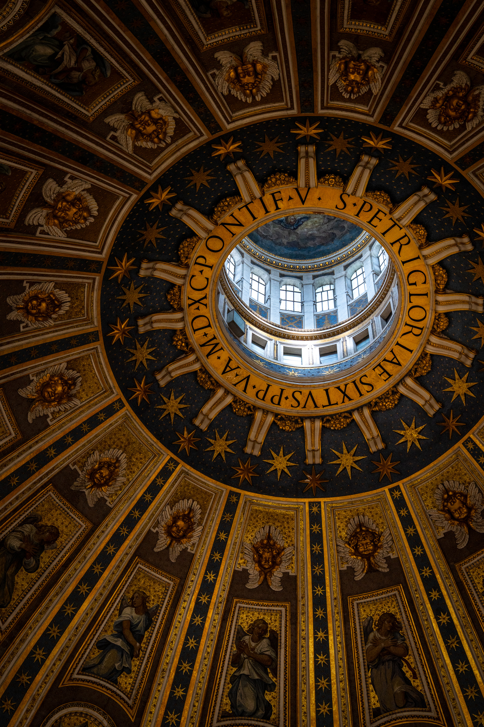 Blick von unten in die vergoldete Kuppel des Petersdoms