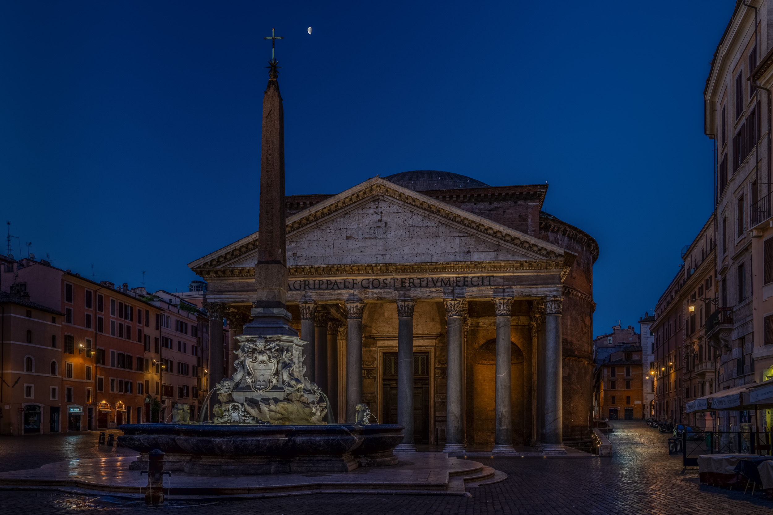 Pantheon und Obelisk-Brunnen zur blauen Stunde, darüber die Mondsichel