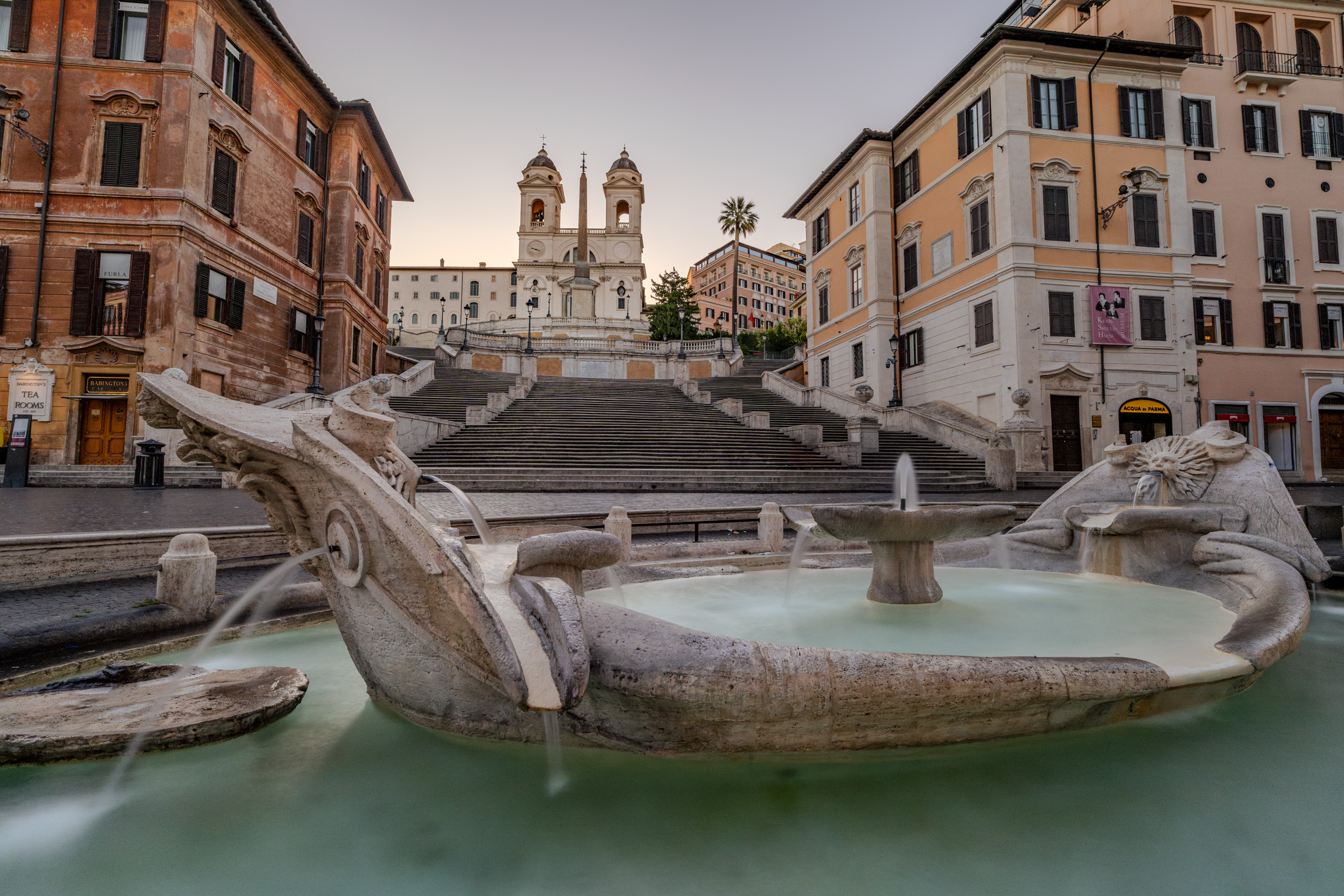 Barcaccia-Brunnen vor der leeren Spanischen Treppe im Morgenlicht