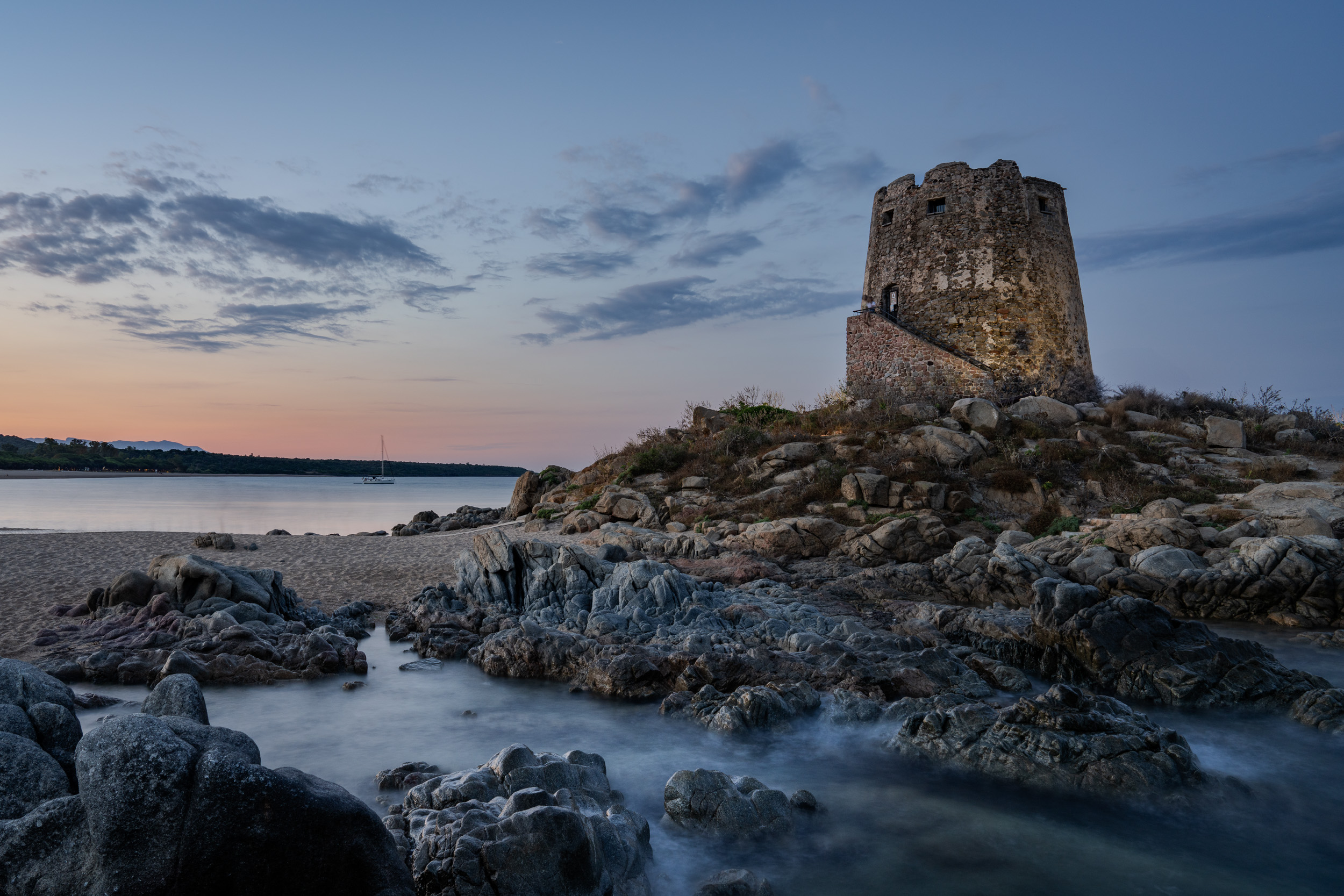 Torre di Bari auf den Uferfelsen zur blauen Stunde, davor seidiges Wasser