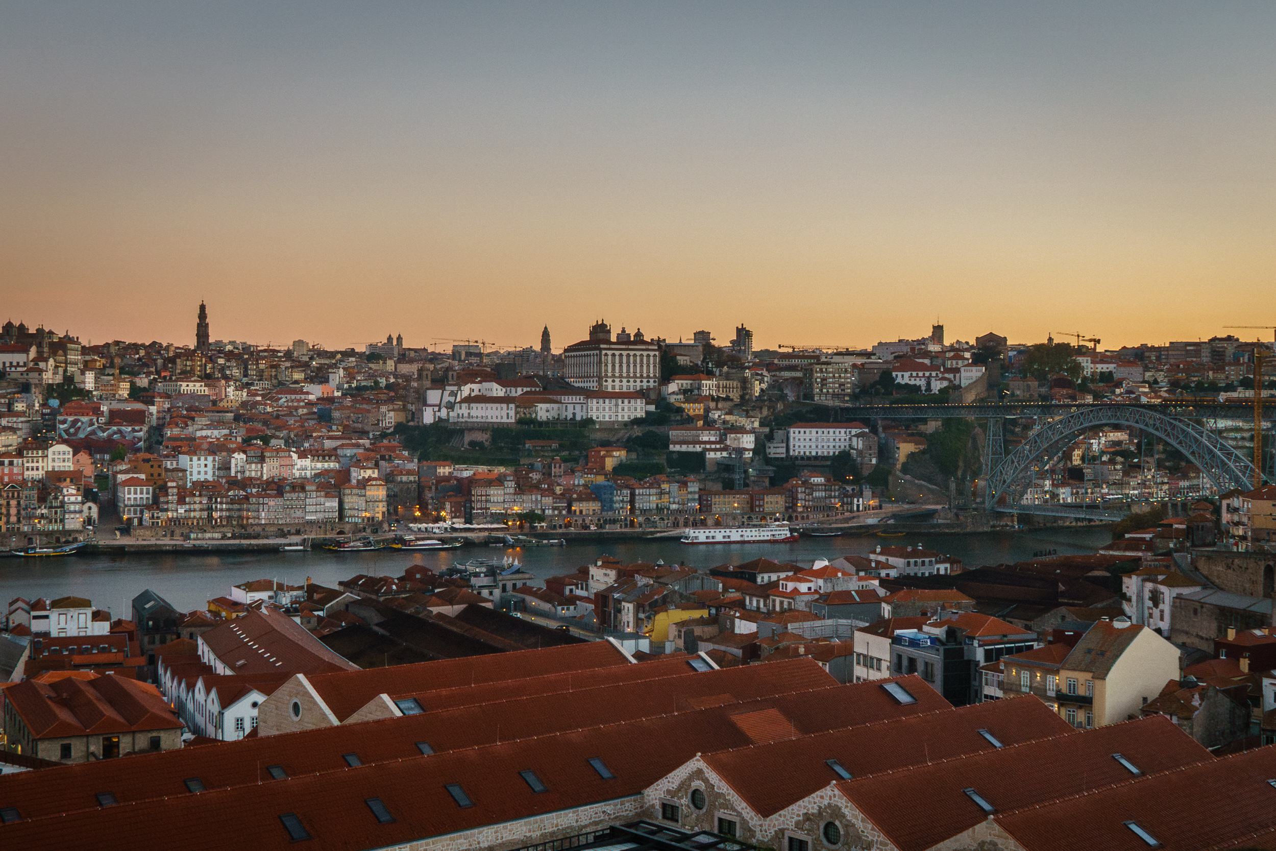 Blick über die Dächer auf Porto und die Ponte Luís I in der Dämmerung