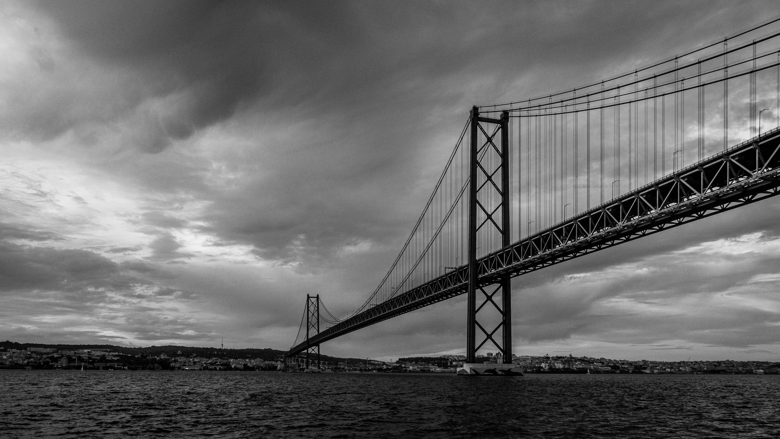 Ponte 25 de Abril unter Wolken, in Schwarzweiß