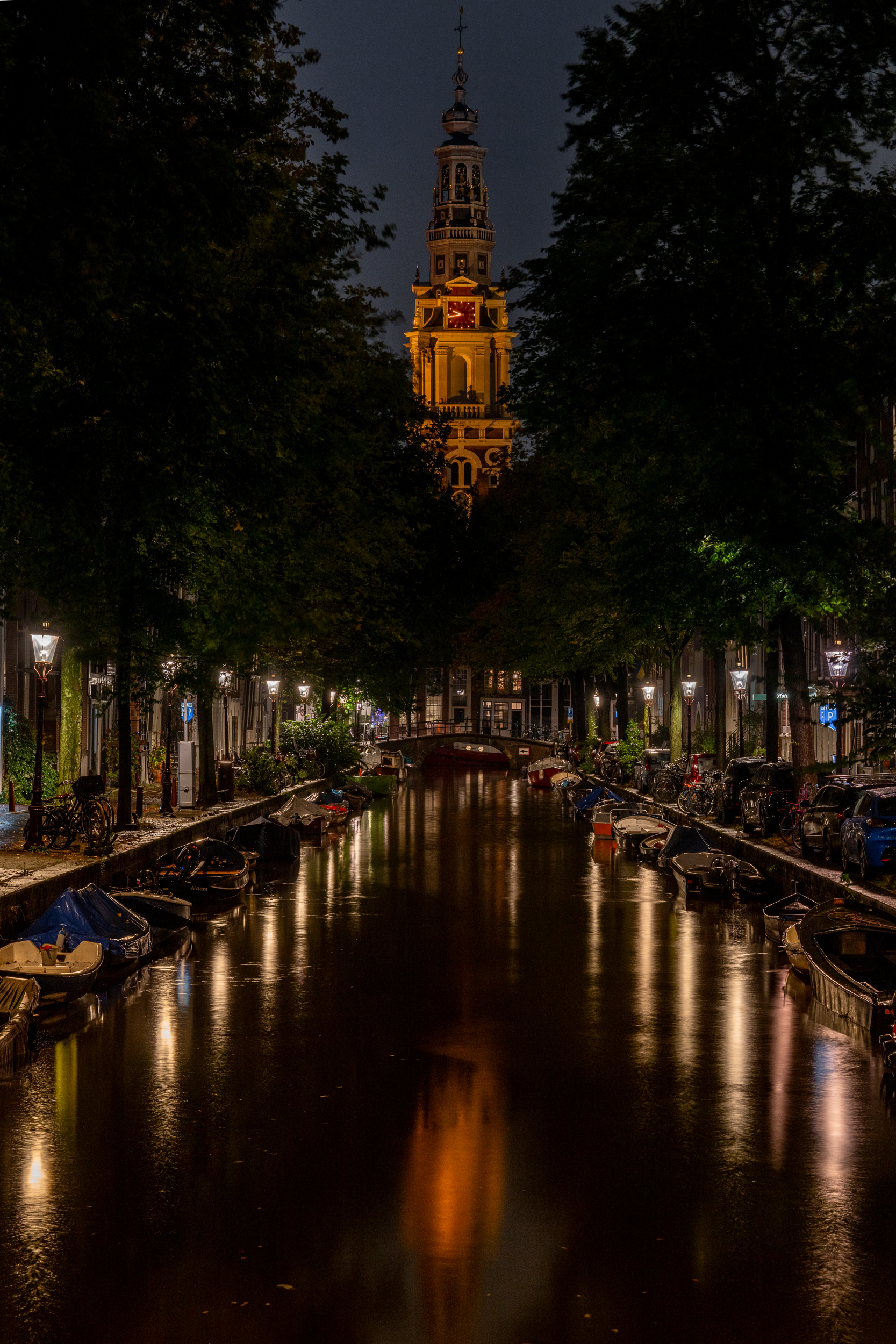 Beleuchtete Zuiderkerk am Ende der Groenburgwal, Spiegelung im Kanal