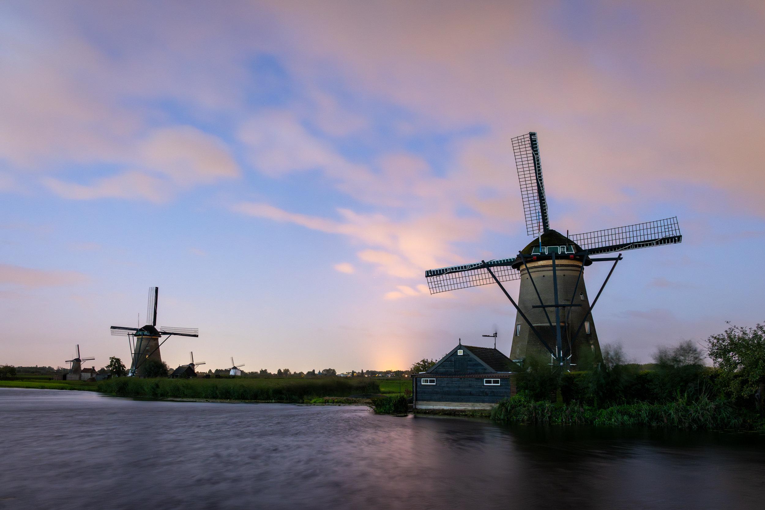 Windmühlen von Kinderdijk zur blauen Stunde, ziehende Wolken