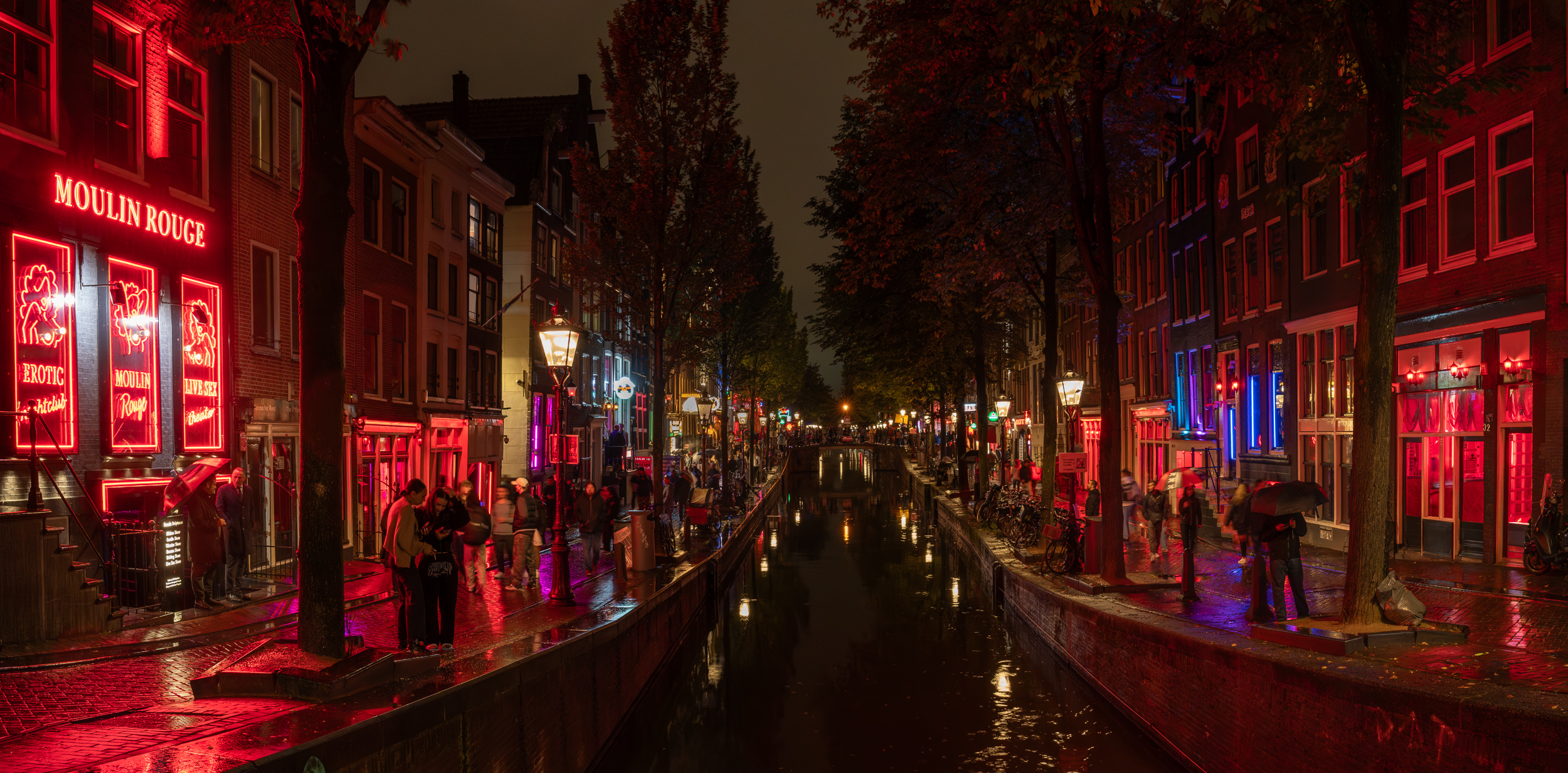 Rotes Licht über der Gracht im Amsterdamer Rotlichtviertel bei Regen