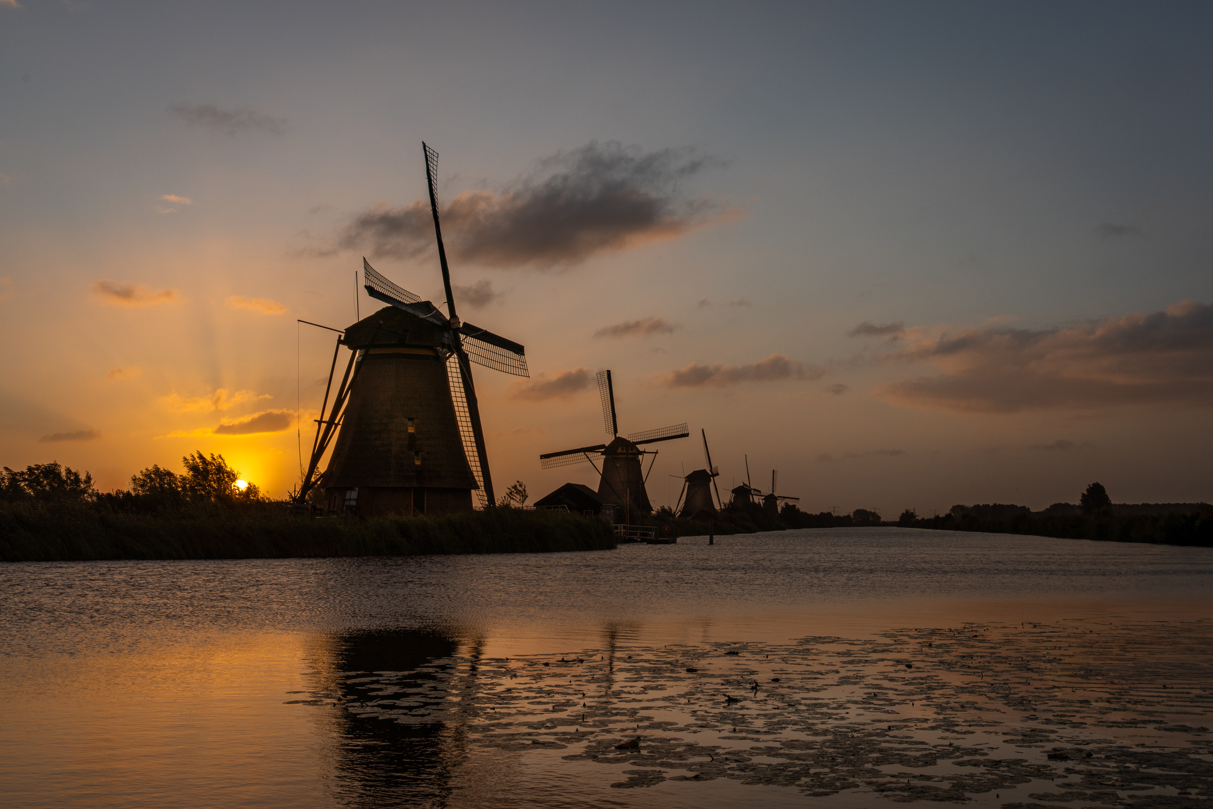Windmühlen von Kinderdijk bei Sonnenaufgang, Spiegelung im Wasser