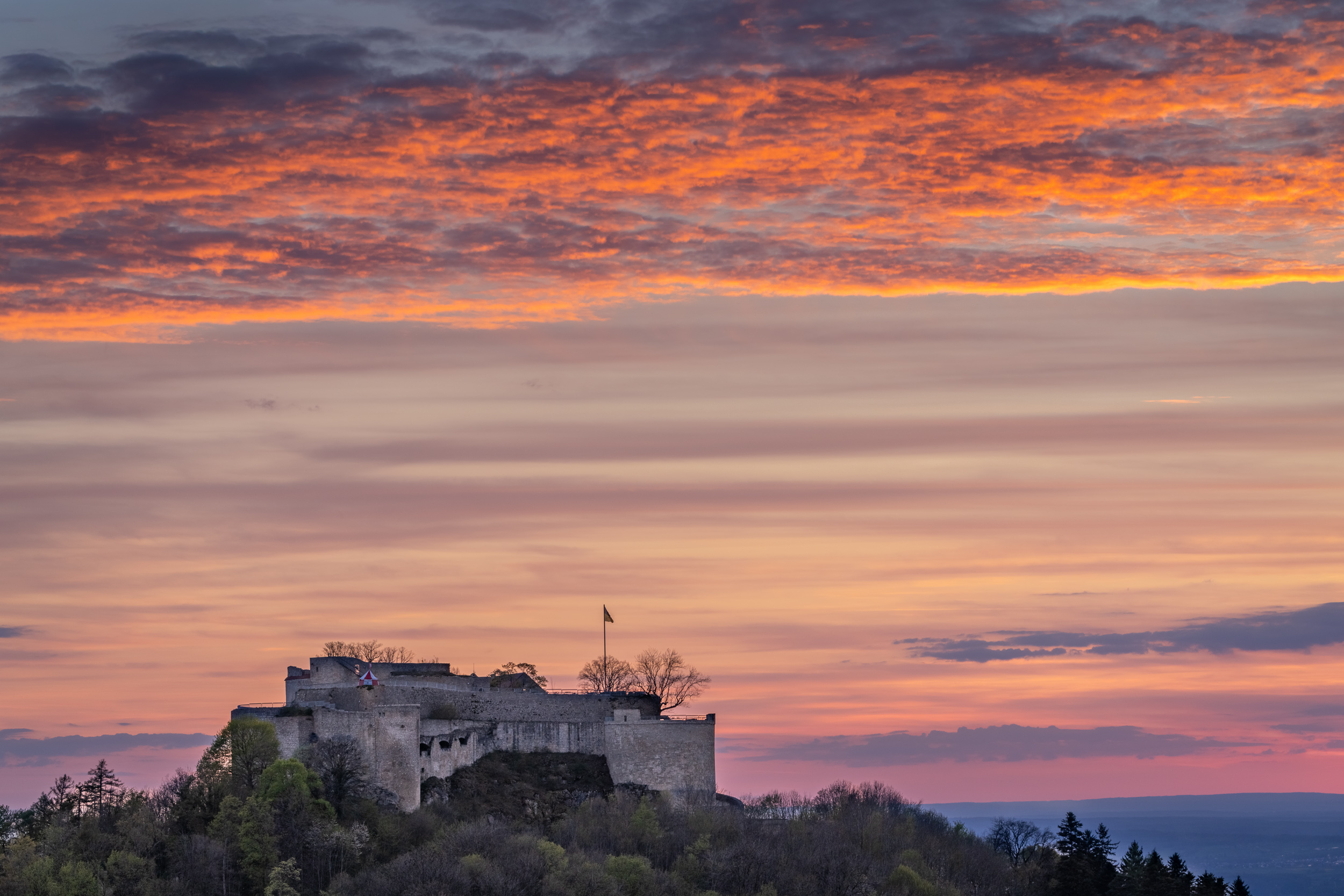Burg Hohenneuffen unter glühenden Abendwolken