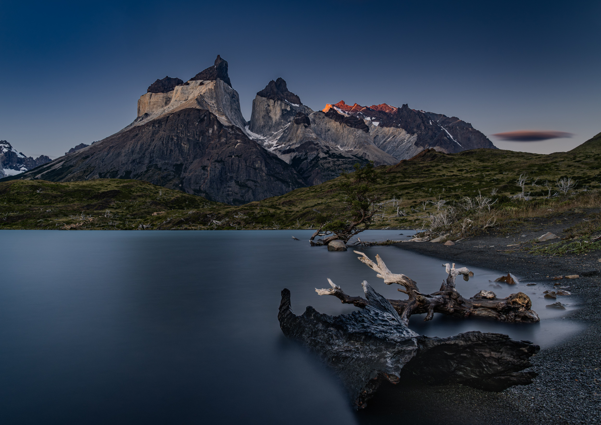 Cuernos del Paine zur blauen Stunde über einem stillen See