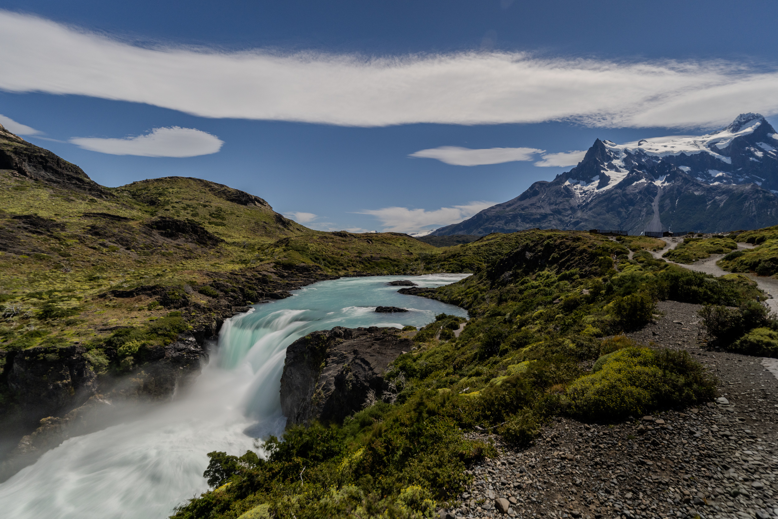 Wasserfall Salto Grande, dahinter die Cuernos del Paine