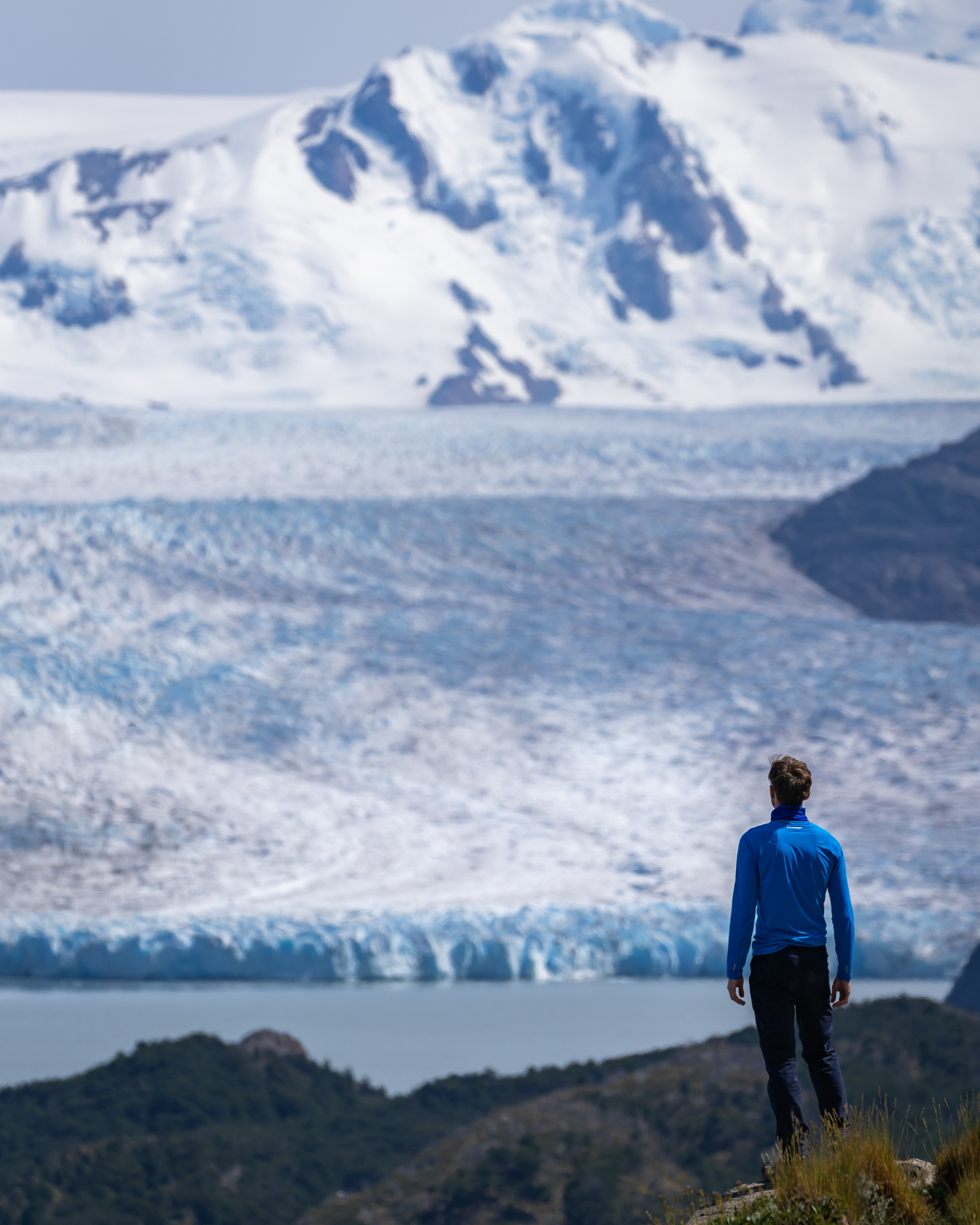 Wanderer blickt auf den Grey-Gletscher und die verschneiten Berge
