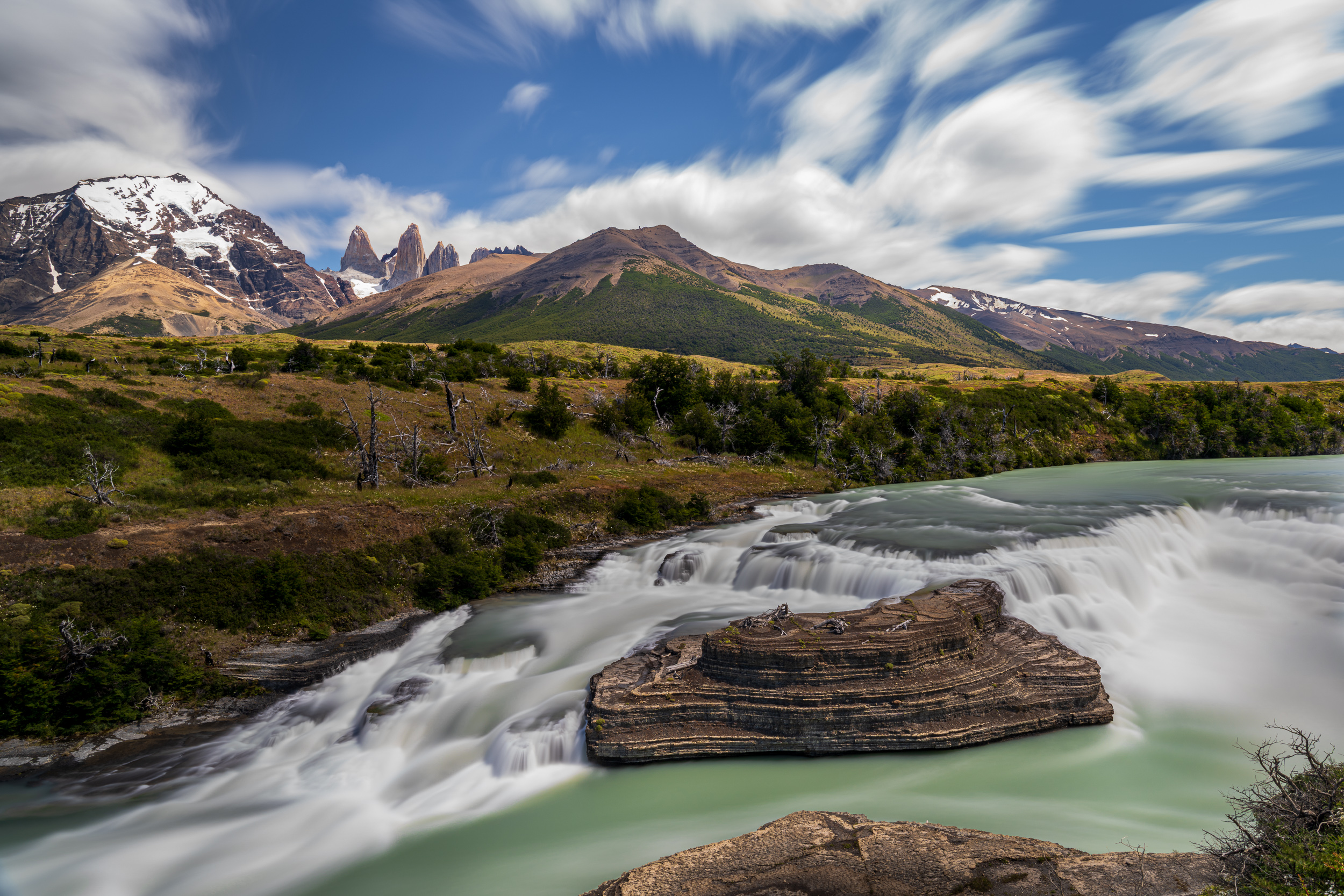 Salto Grande in Langzeitbelichtung, dahinter die Gipfel des Paine-Massivs