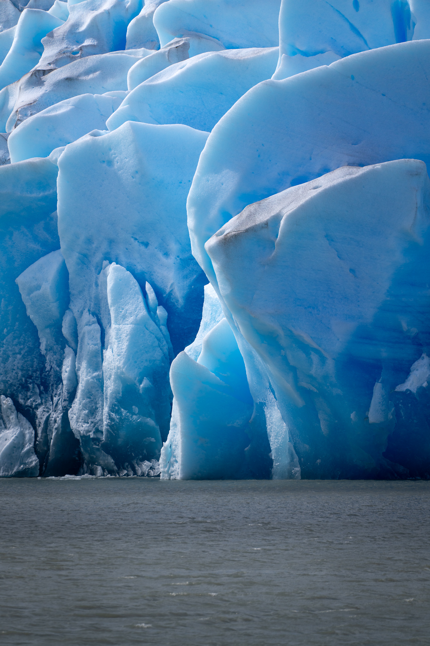 Blau leuchtendes Eis am Rand des Grey-Gletschers