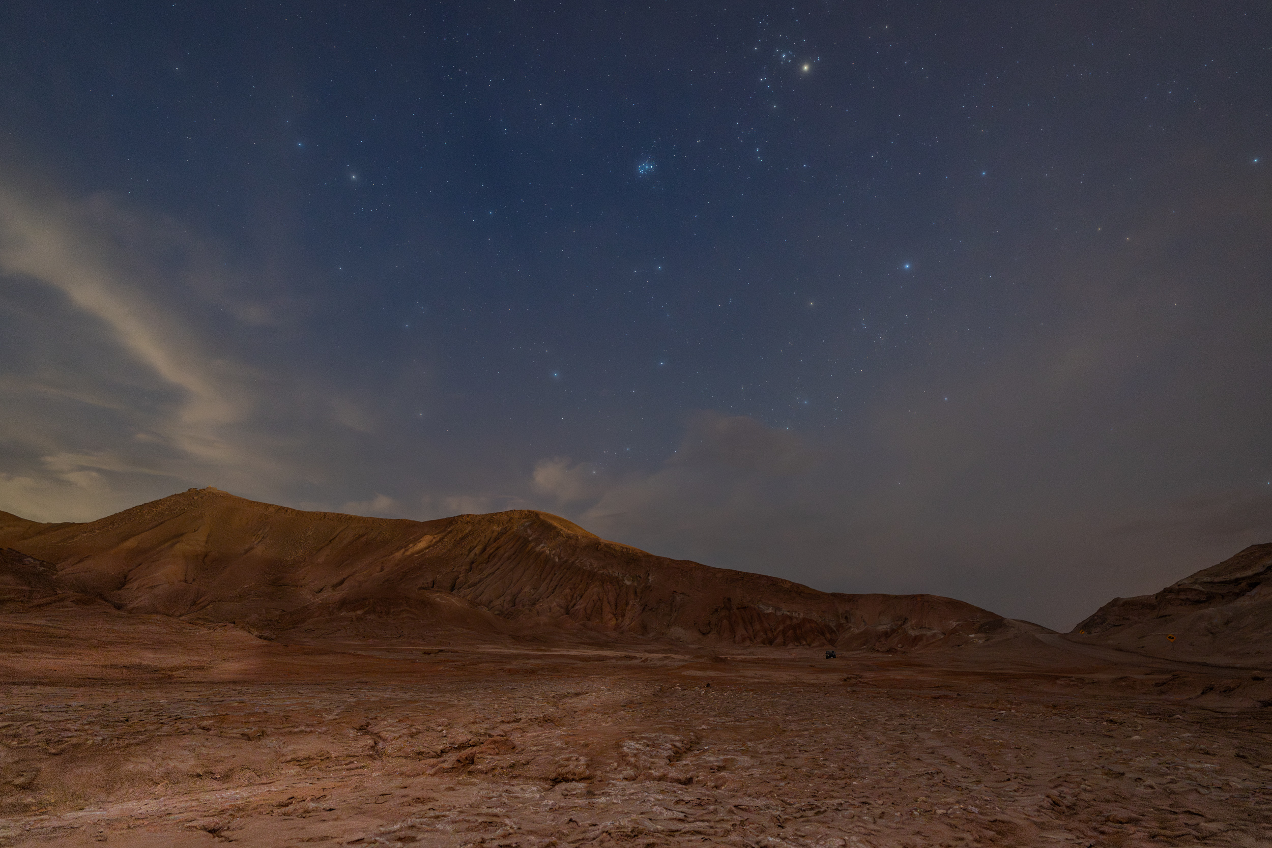 Sternenhimmel über roten Hügeln in der Atacama