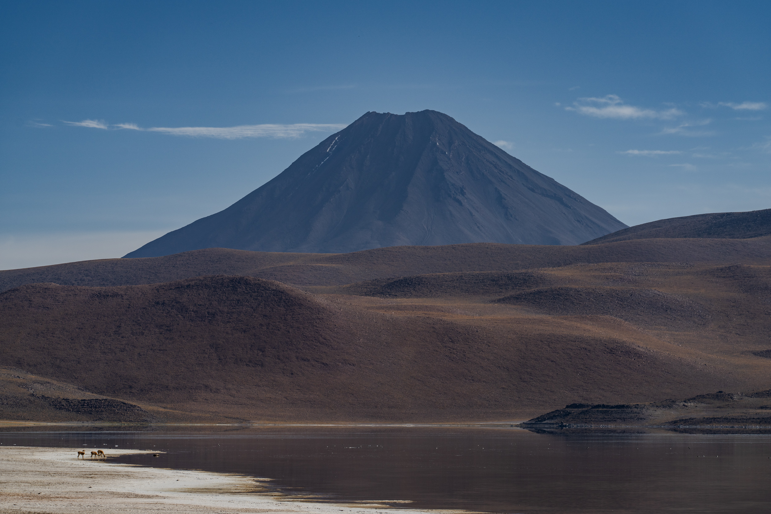 Kegelförmiger Vulkan über dem Altiplano