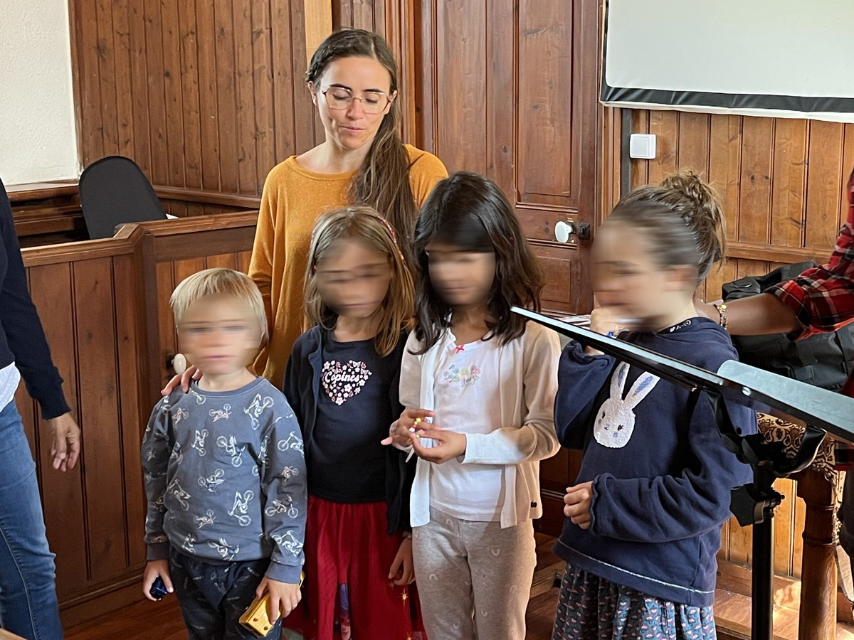 Des enfants pendant une activité à l'église