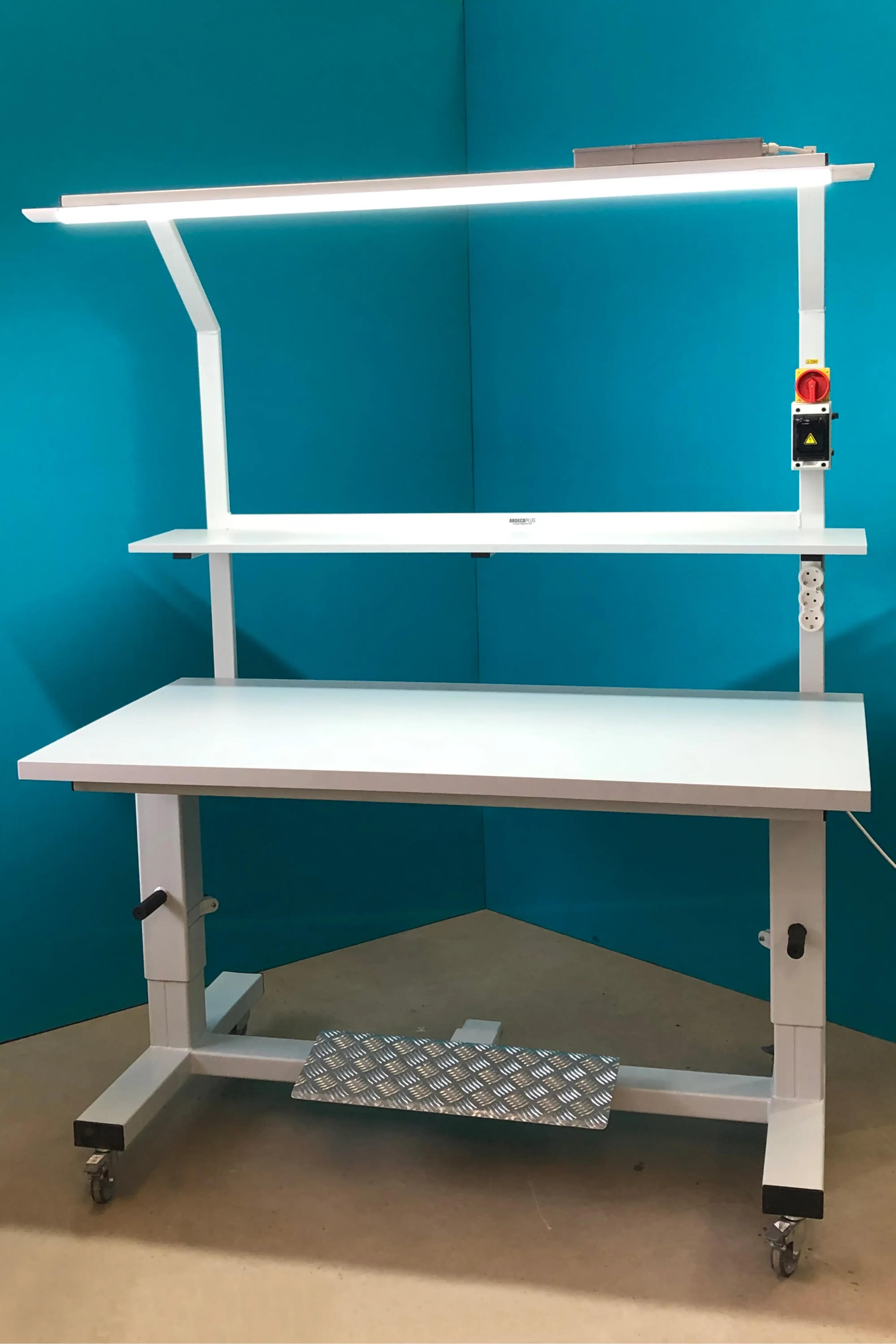 Table de travail à réglage manuel avec lampe et prise électrique, 1500 x 750 mm