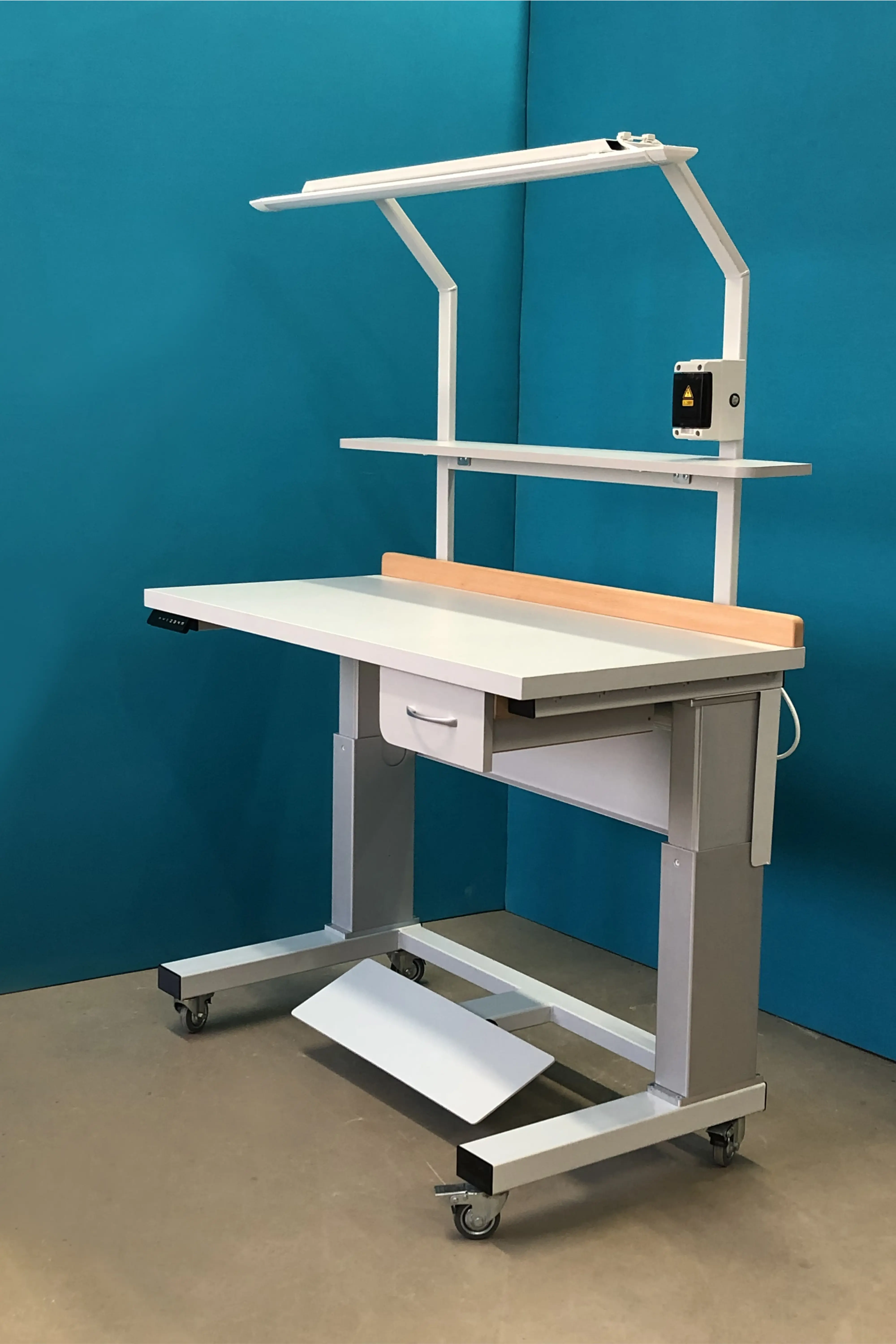 Table de travail électrique réglable avec étagère et lampe 1200 x 600 mm