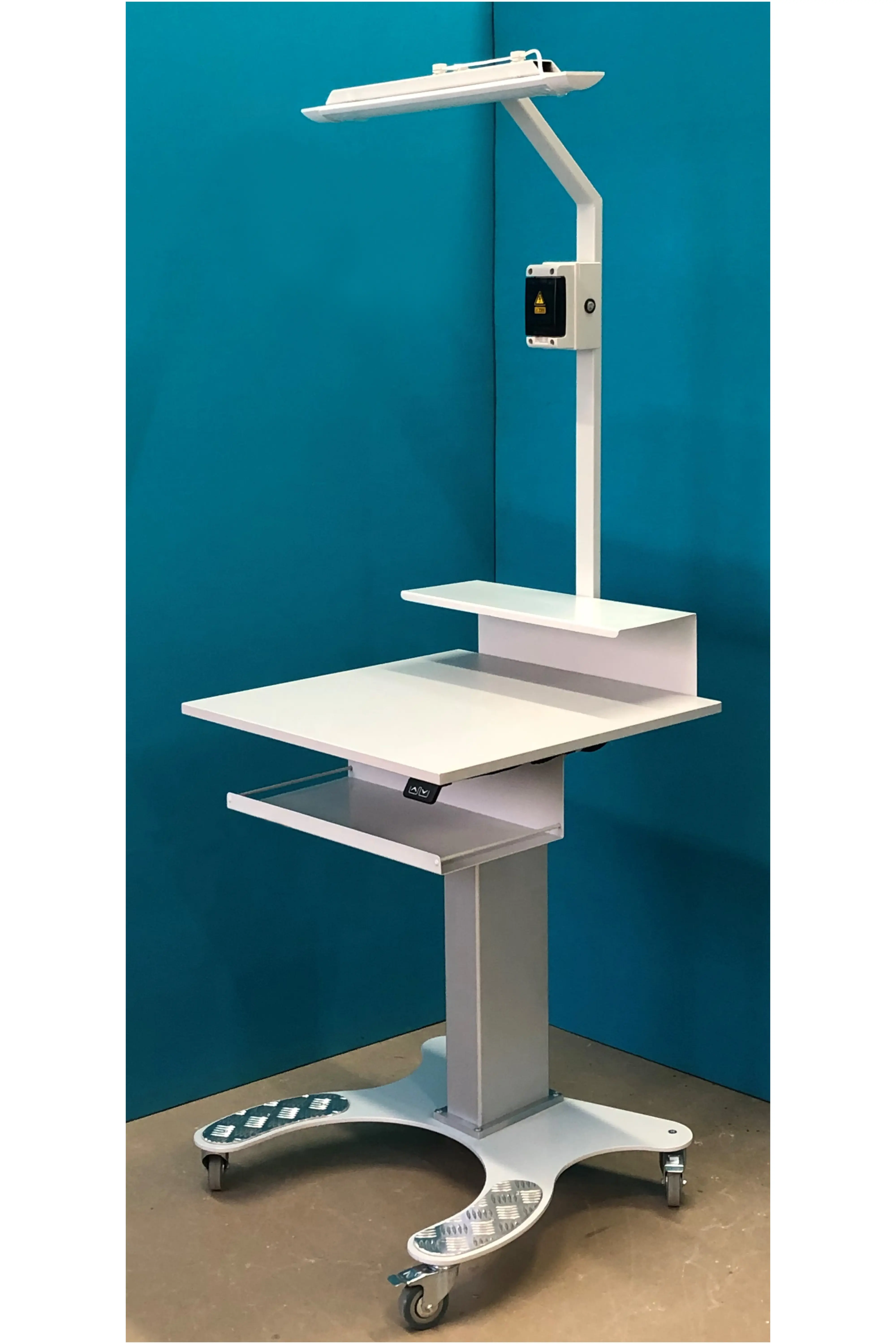 Table de travail électrique réglable avec deux étagères et une lampe, 600 x 600 mm