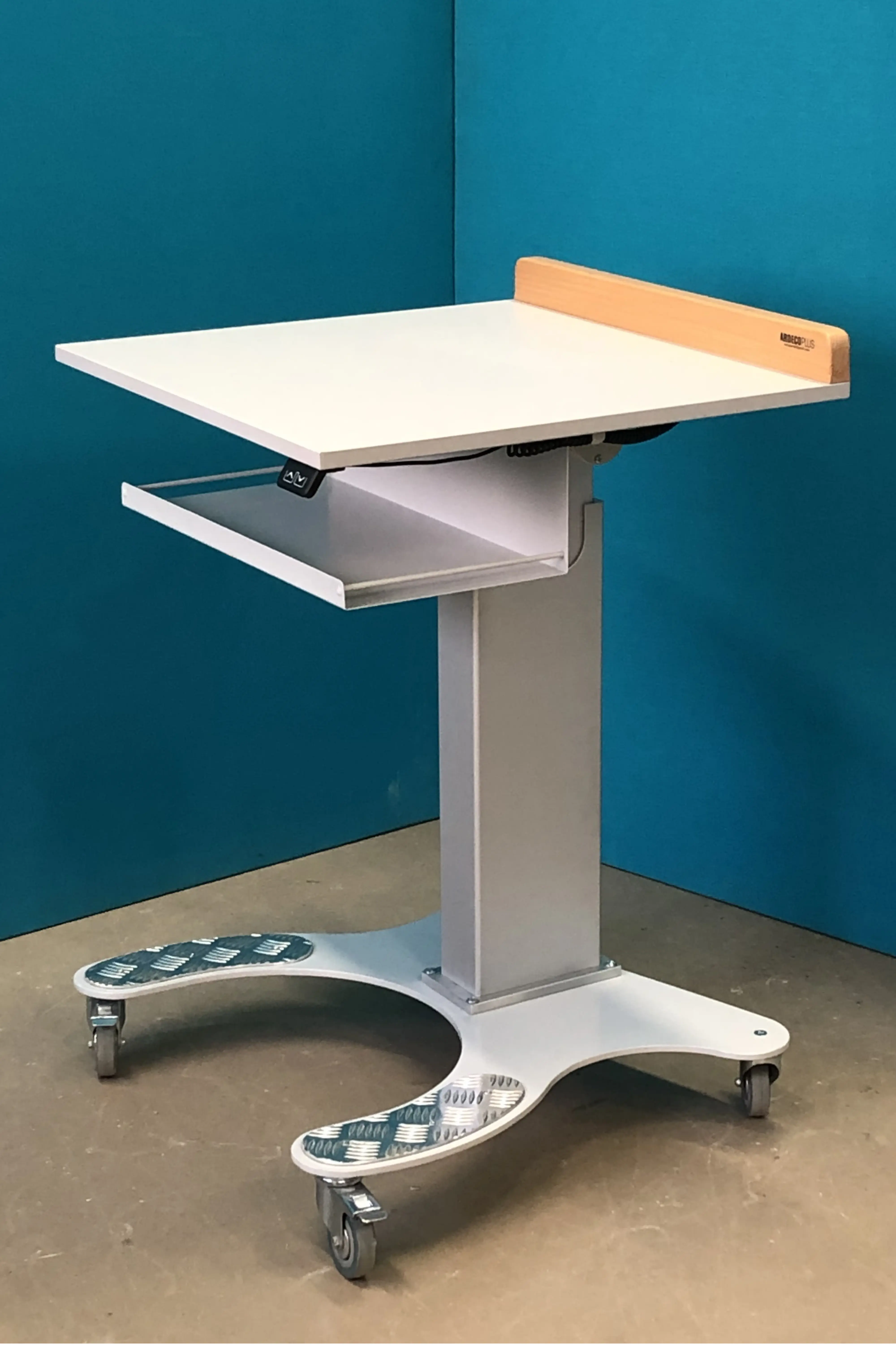 Banco da lavoro elettrico regolabile con un ripiano, 600 x 600 mm