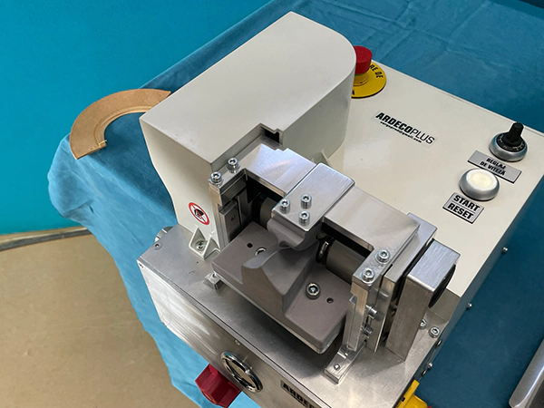Máquina de encolado de costuras